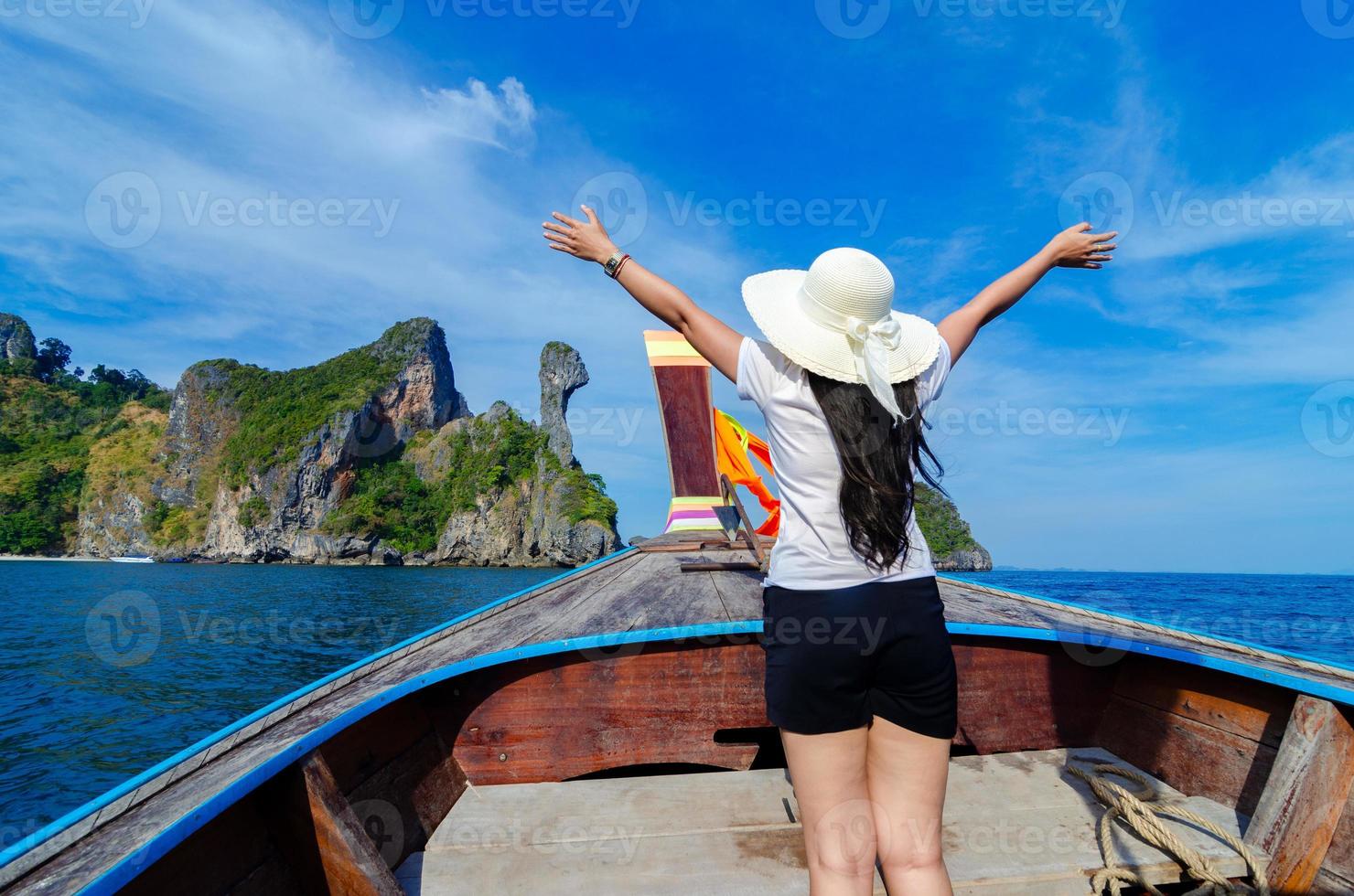 koh kai kvinnor är glada på träbåten krabi thailand foto