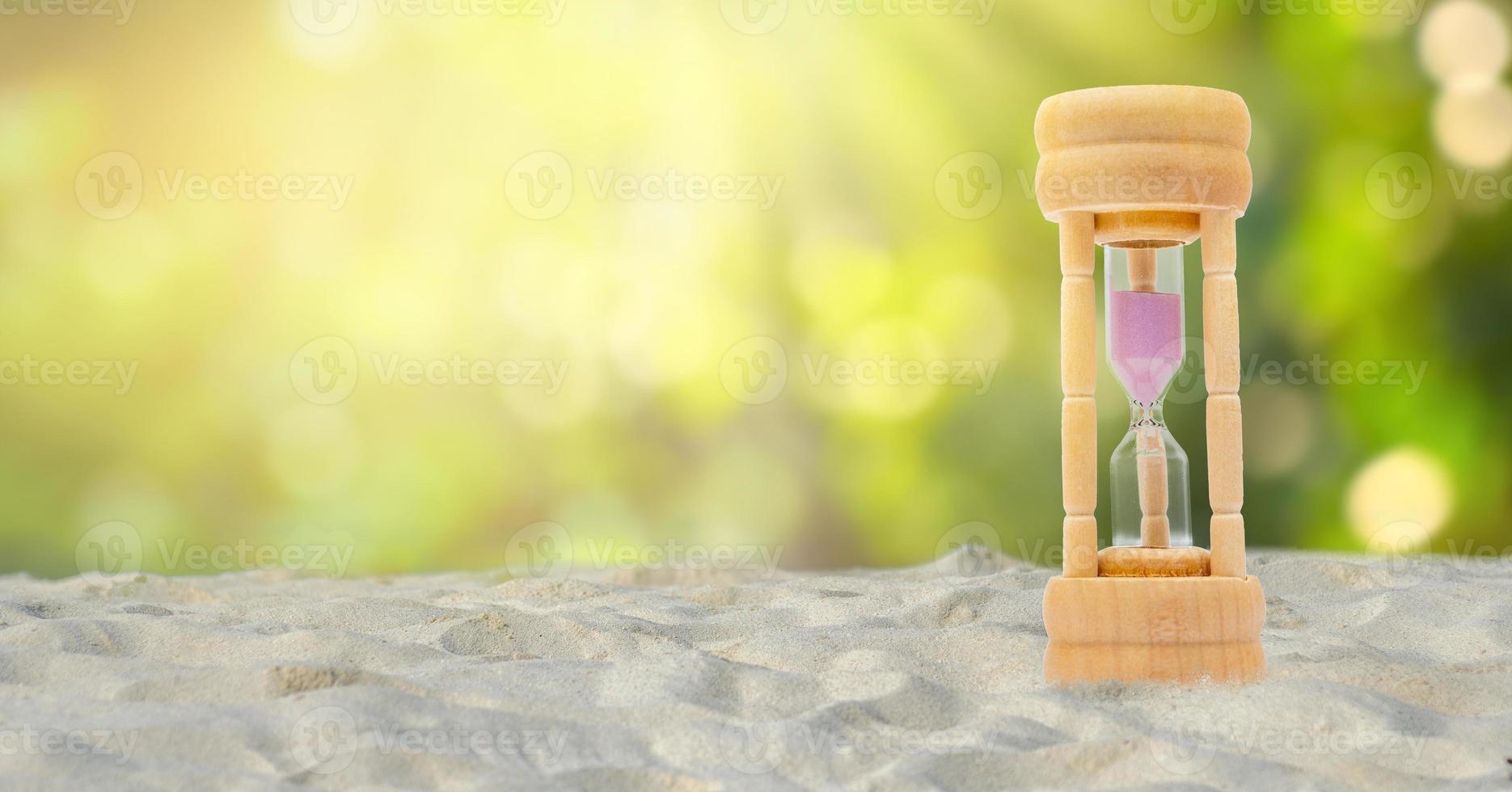 timglasuppsättning på en vit sandbakgrund, naturlig grön bakgrund, tidsbegrepp foto