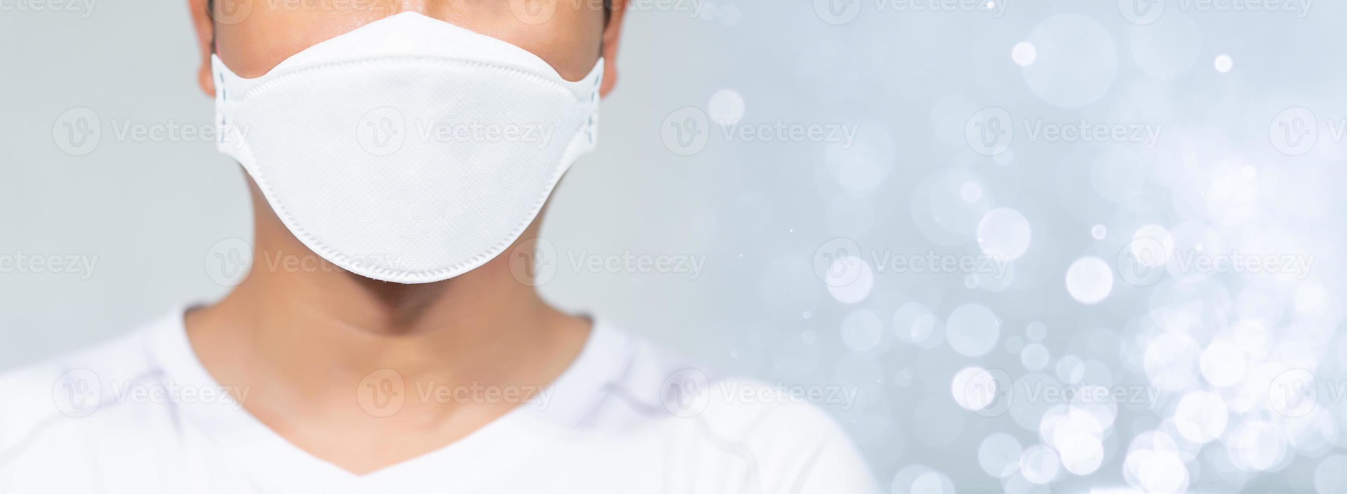 män som bär masker för att skydda coronavirus covid-19 foto