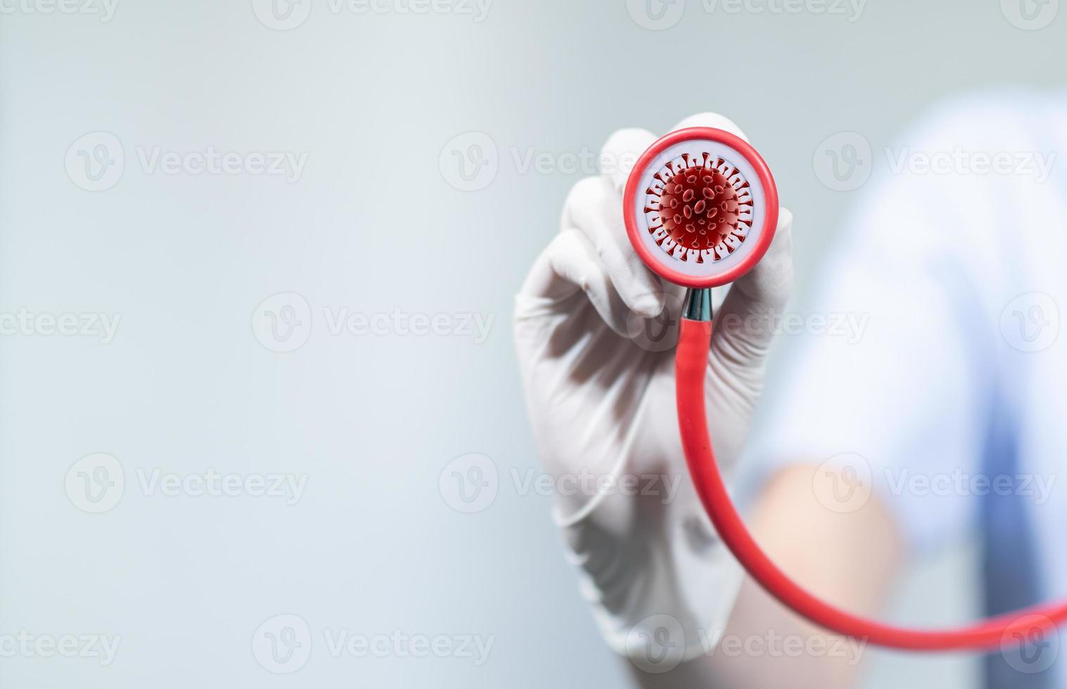 coronavirus, covid-19 kvinnlig läkare med verktyg, vit bakgrund foto