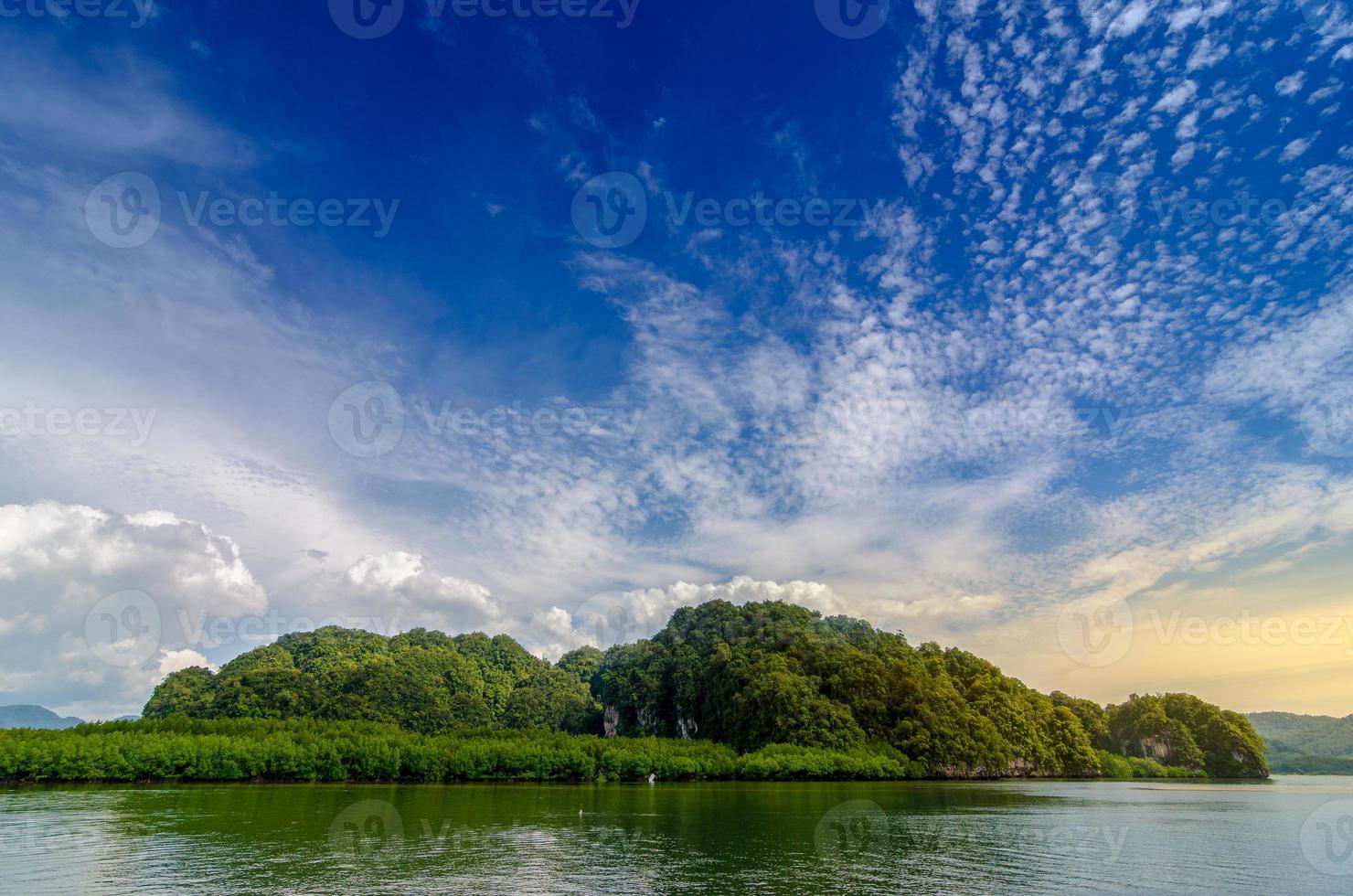 Thailand Krabi resa ö i ljusblå dagar utrymme foto