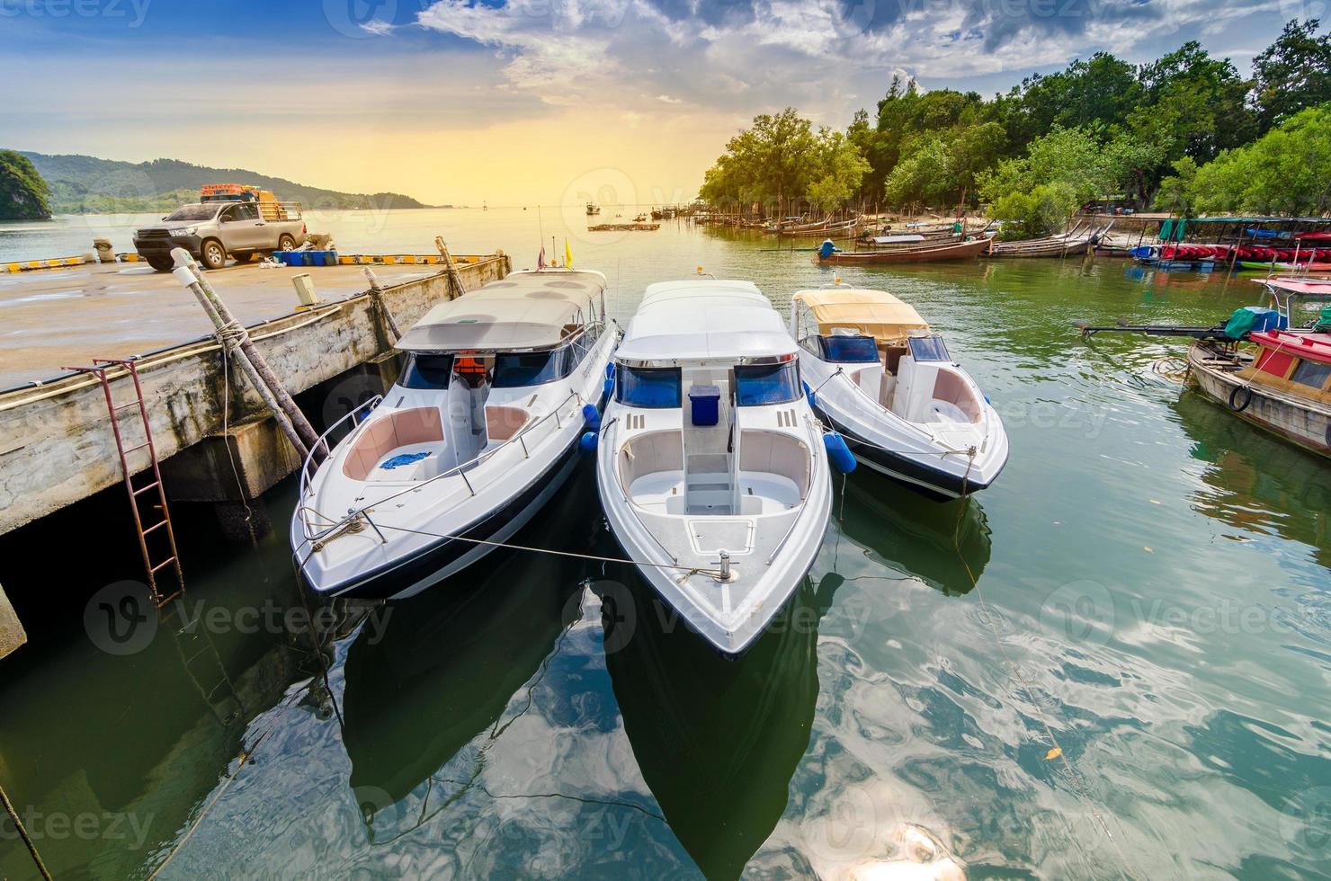 resa snabbbåthamn thailand fraktplats turistbåt till ön i thailand under de ljusblå dagarna foto