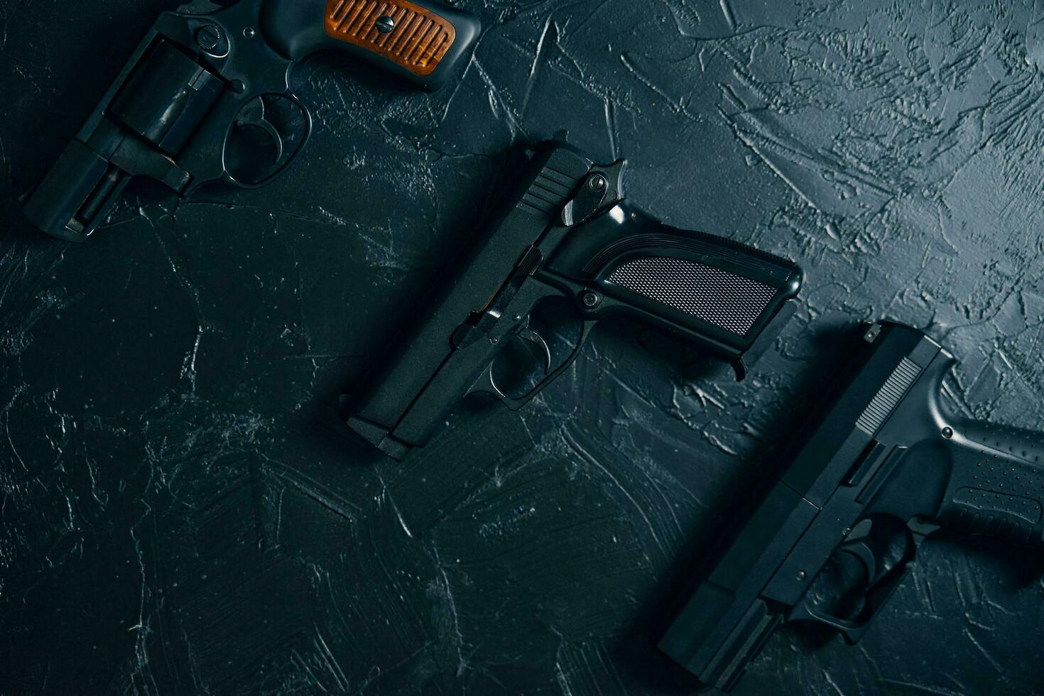 tre vapen på svart bord. foto
