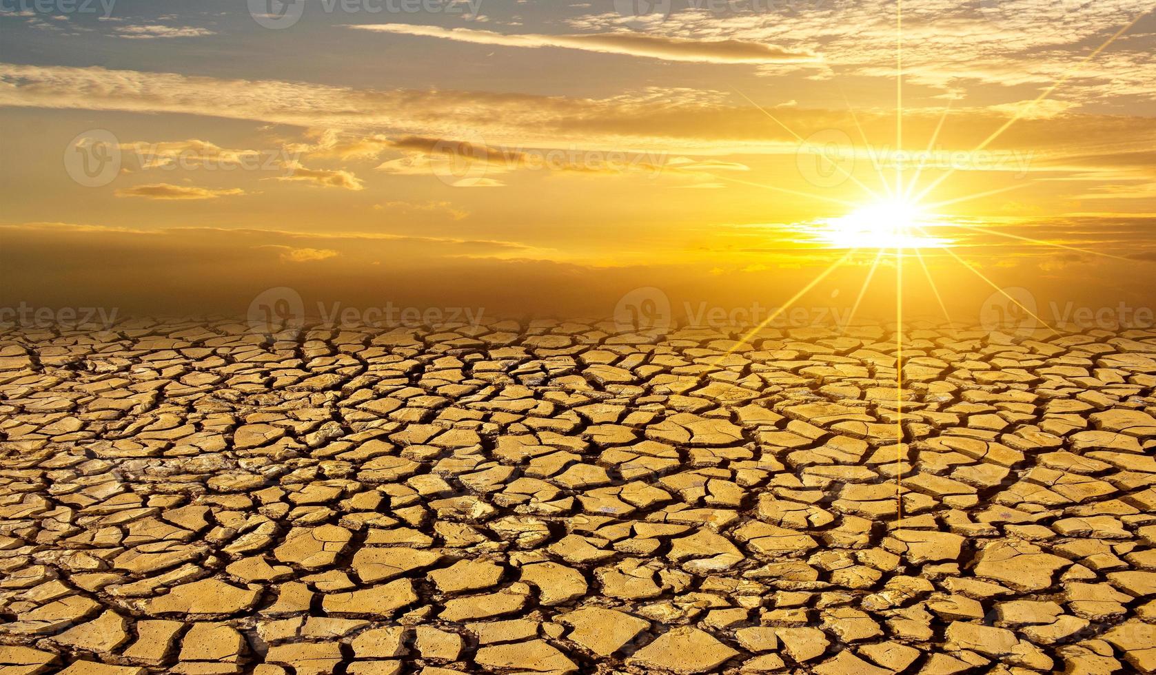 torr lera jord sol öken globalt avmaskning koncept knäckt bränd jord jord torka öken landskap dramatisk solnedgång foto