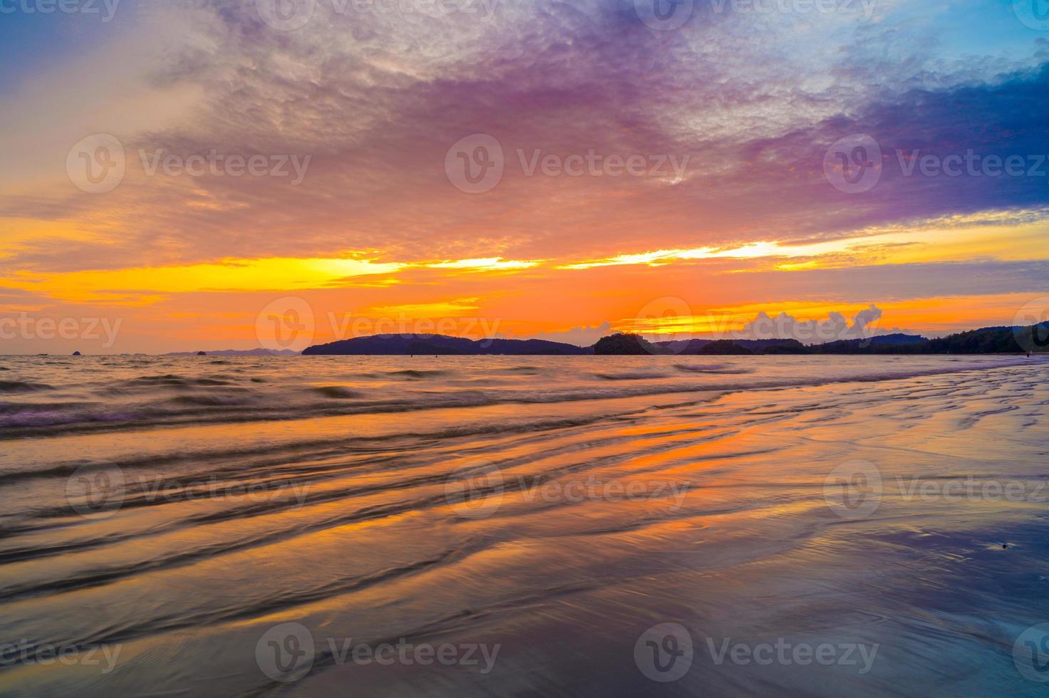 ao nang krabi thailand stranden har gott om människor på kvällen. gyllene ljus foto