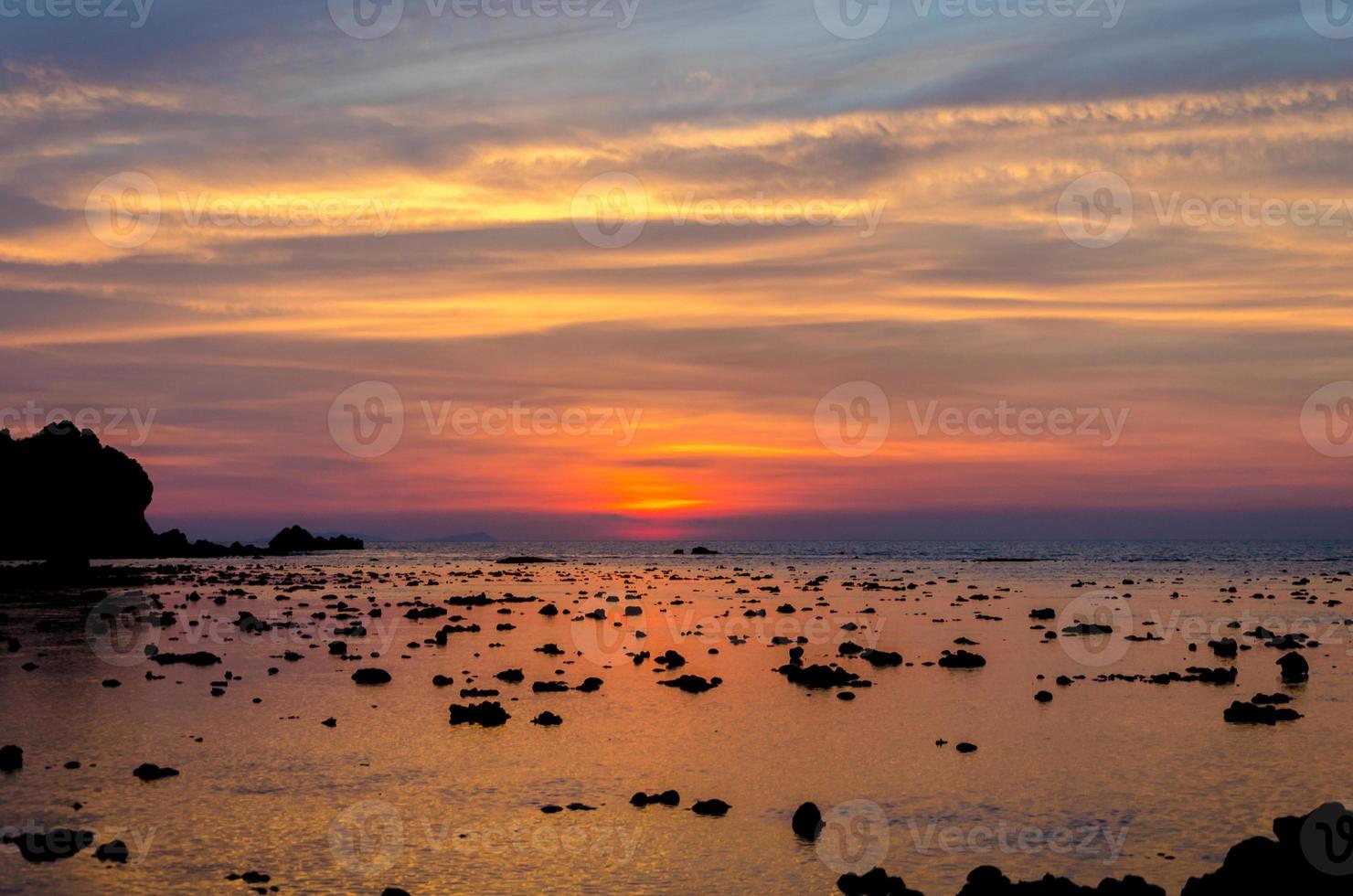 havssolnedgång kväll Thailand phuket foto