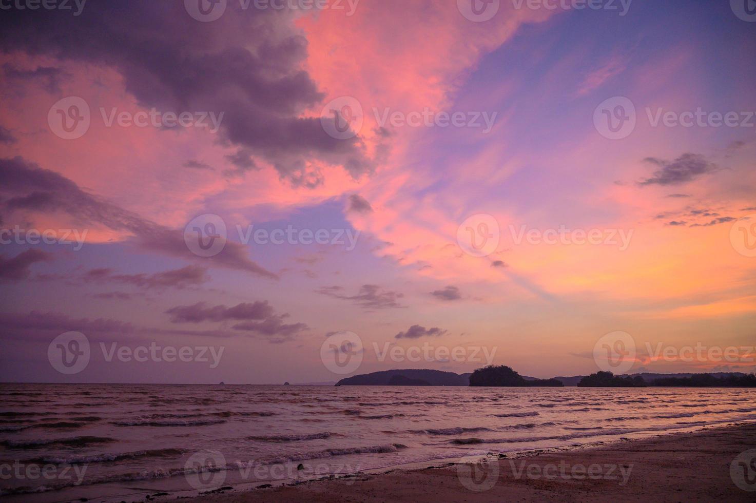 havsstrand på kvällen gul himmelrosa foto