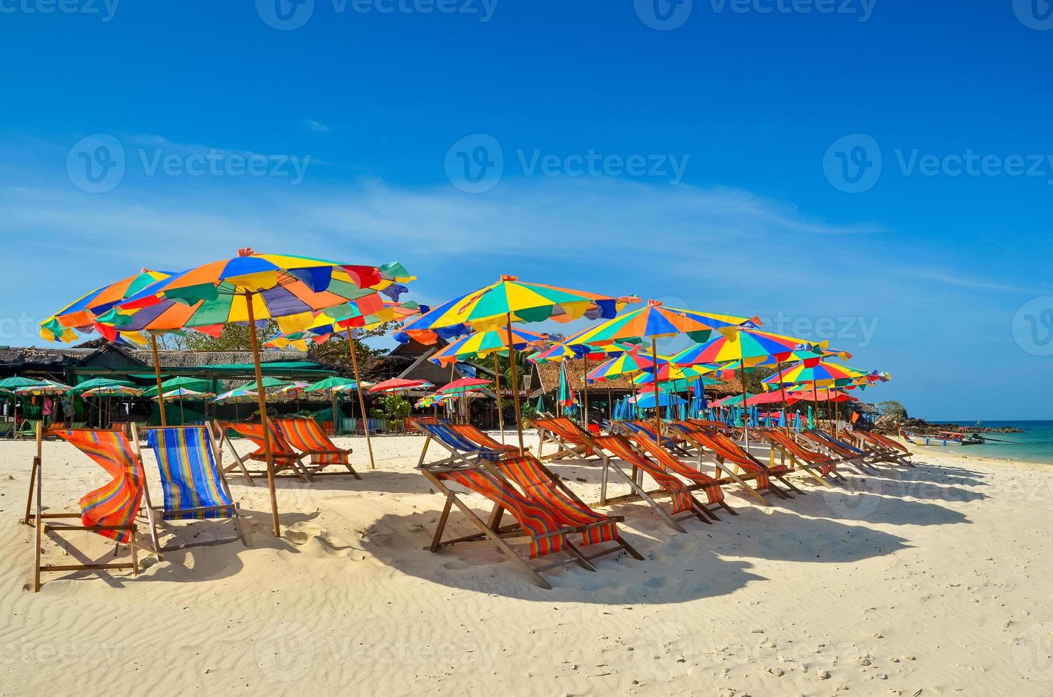 hav, ö, paraply, thailand, khai island phuket, solstolar och parasoller på en tropisk strand foto