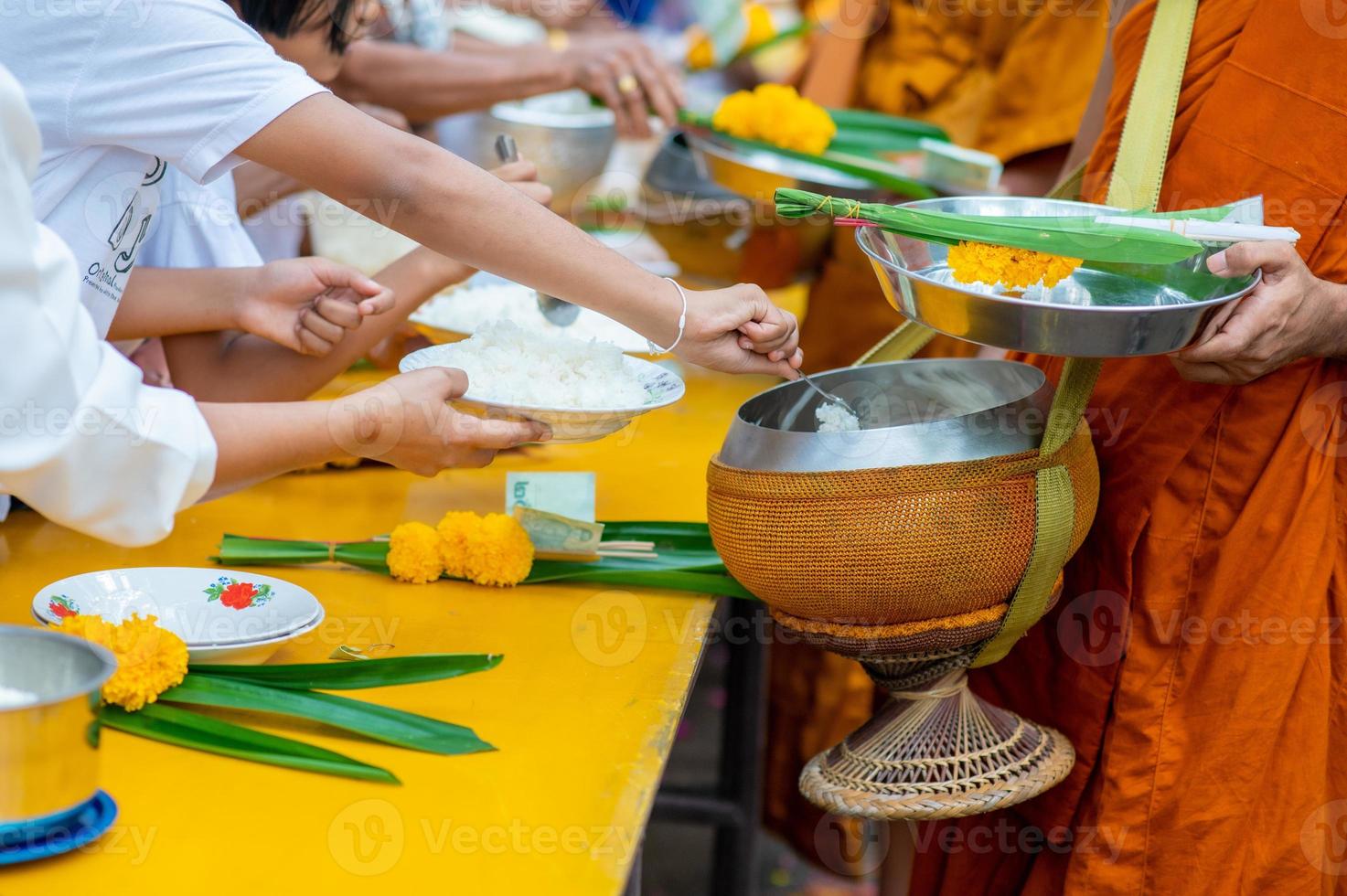 allmosor runt de gula kläderna av munkar går på allmosor runt som en buddhistisk aktivitet. foto