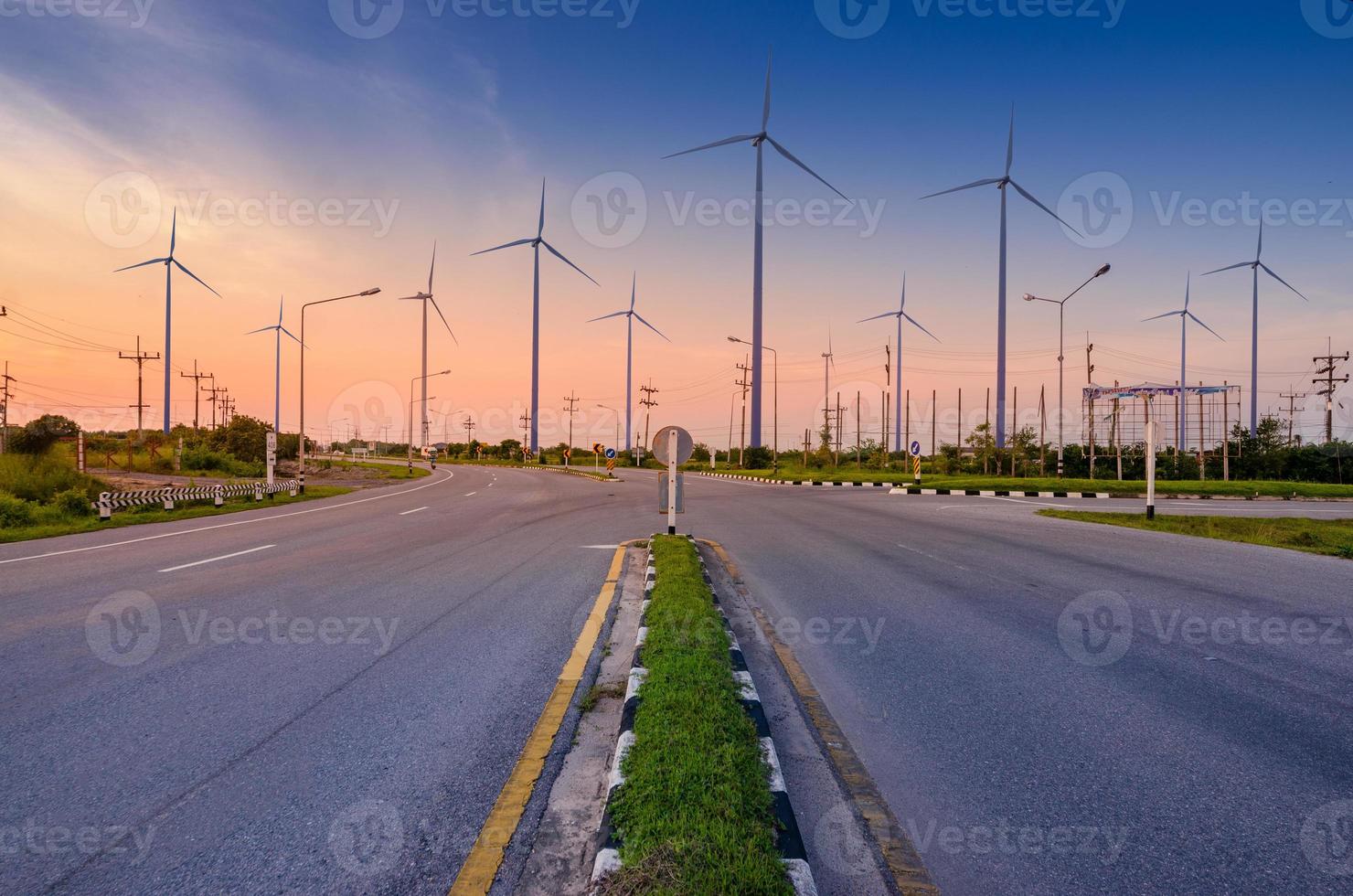 vindkraft energi grön ekologisk energiproduktion. vindkraftverk ekofält vacker himmel hua sai distrikt nakhon si thammarat thailand foto