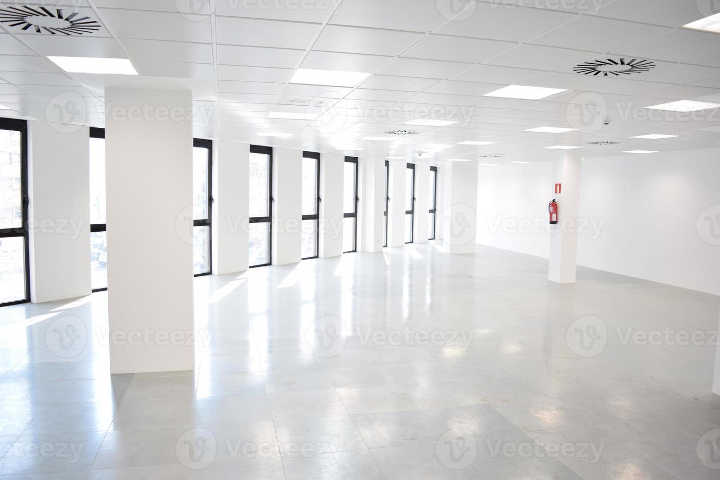 vit öppen tom kontorsinredning med många fönster, lätta kontorslokaler foto