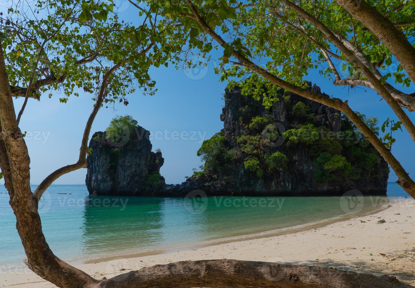 vacker lanscape av den vita stranden och det blå havet av koh hong, krabi, thailand på sommaren foto