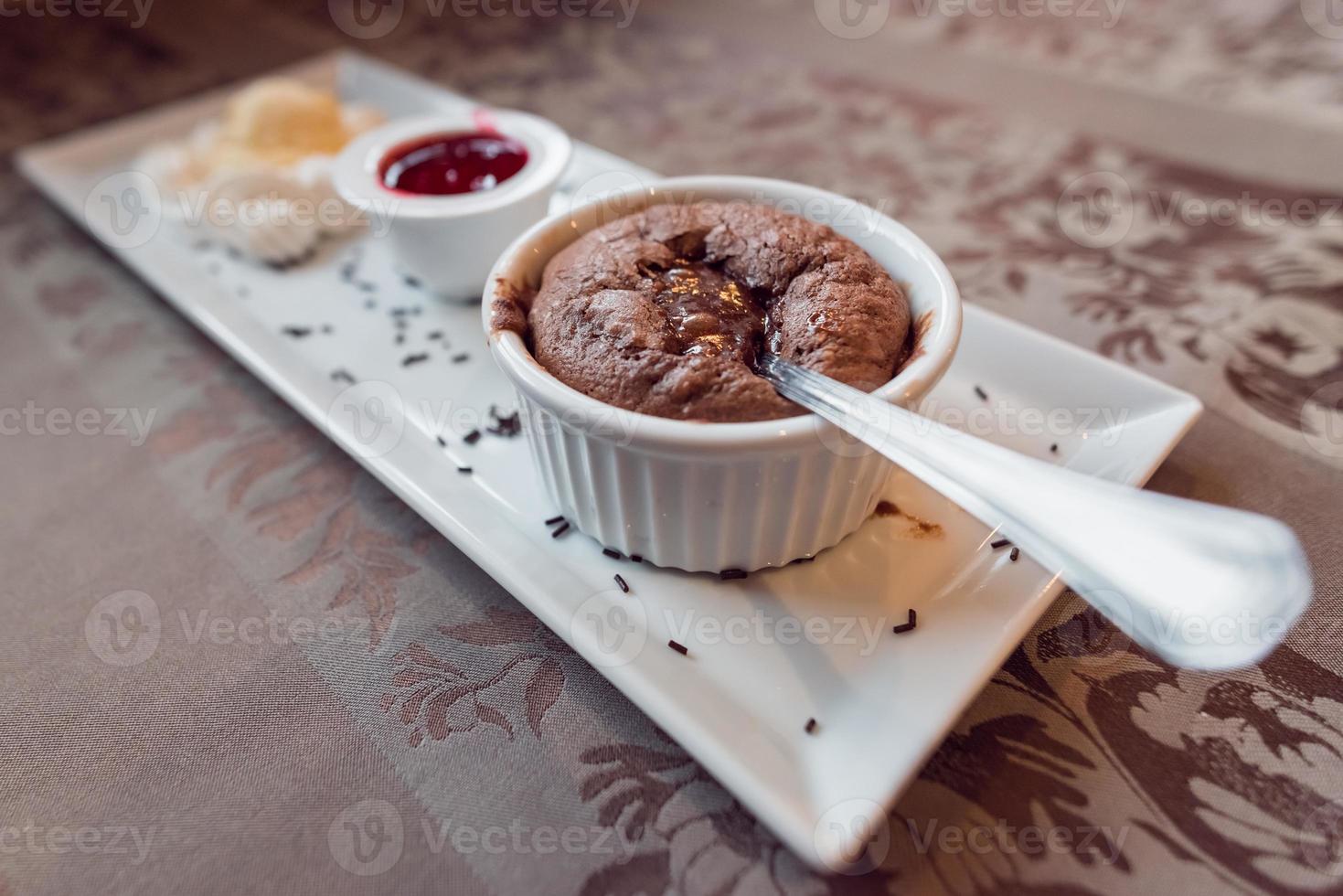 choklad souffle med glass och dressing av skogsfrukt. koncept, restaurangmenyer, hälsosam kost, hemlagad. foto