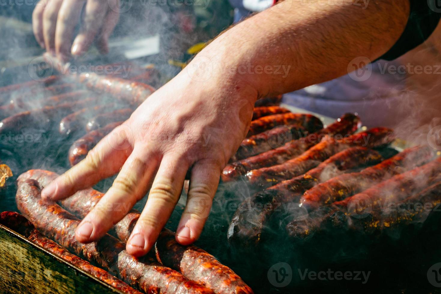 grillad korv på grill, grill. grunt skärpedjup. foto