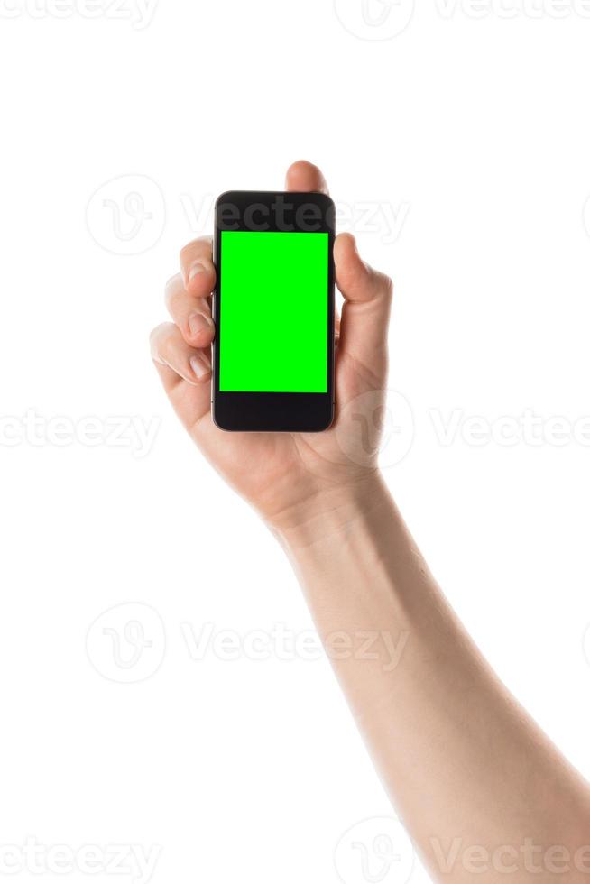 manlig hand håller svart smartphone. isolerad skärm med chroma key och allt isolerat på vit bakgrund. foto