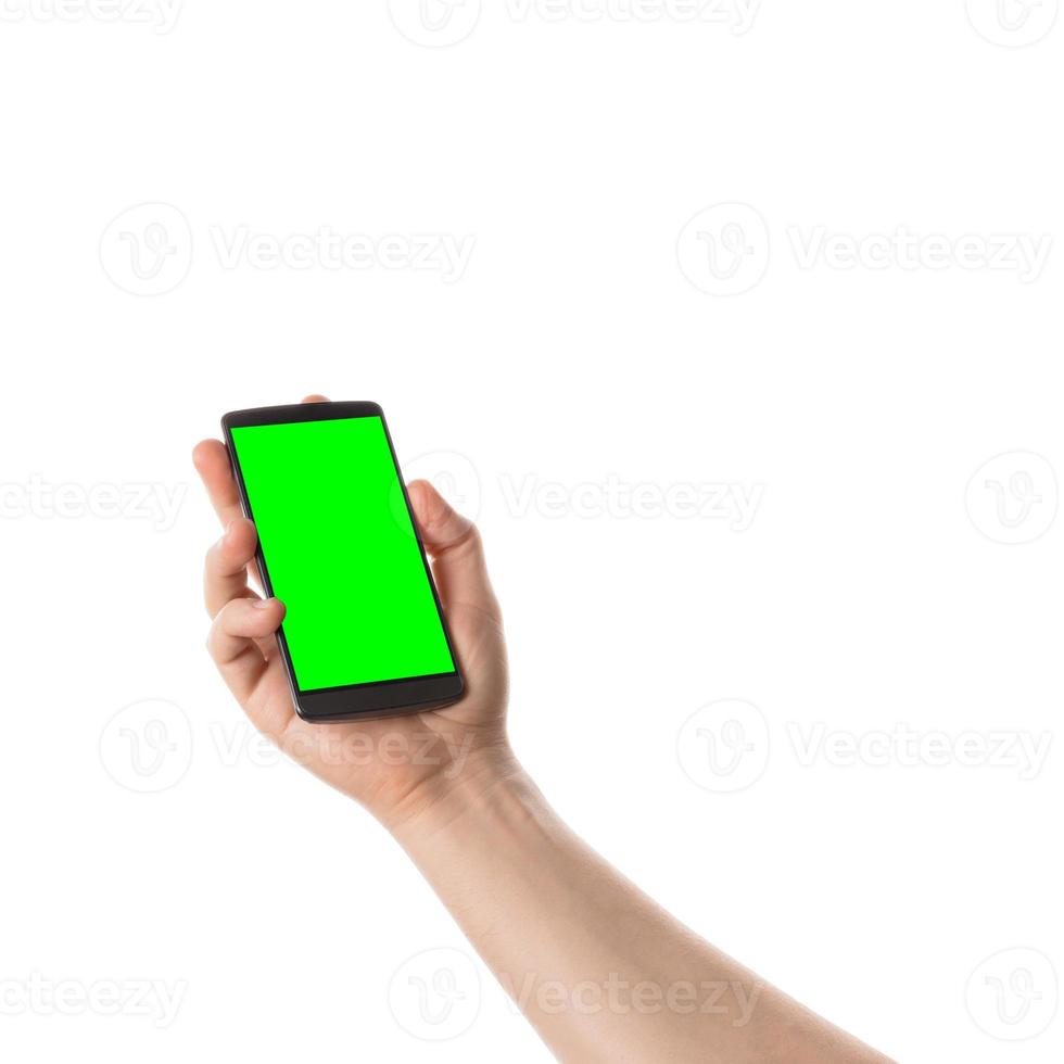 manlig hand håller svart smartphone. isolerad skärm med chroma key och allt isolerat på vit bakgrund. foto