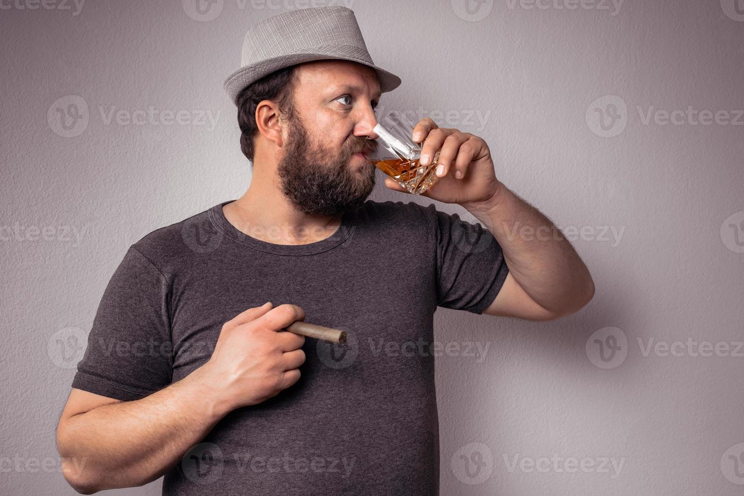 stilig skäggig man med grå t-shirt och hatt foto