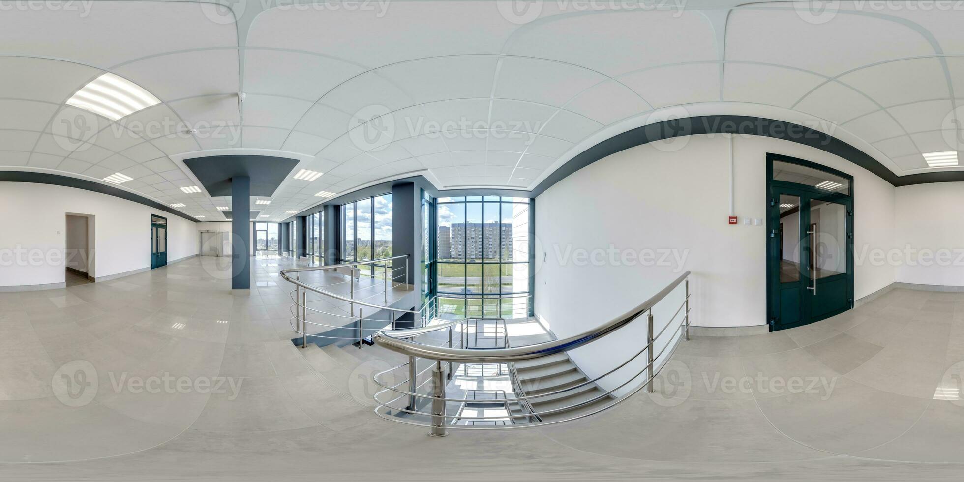 hdri 360 panorama se i tömma modern hall på topp golv nära panorama- fönster med kolumner, trappa och dörrar i full likriktad sfärisk projektion, kan använda sig av som miljö Karta i vr foto