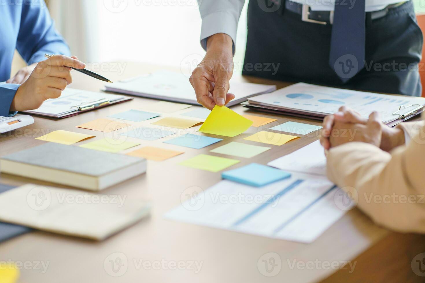 företag människor brainstorming möte design idéer använda sig av posta den anteckningar till dela med sig aning professionell investerare Start upp projekt företag brainstorming planera i kontor foto