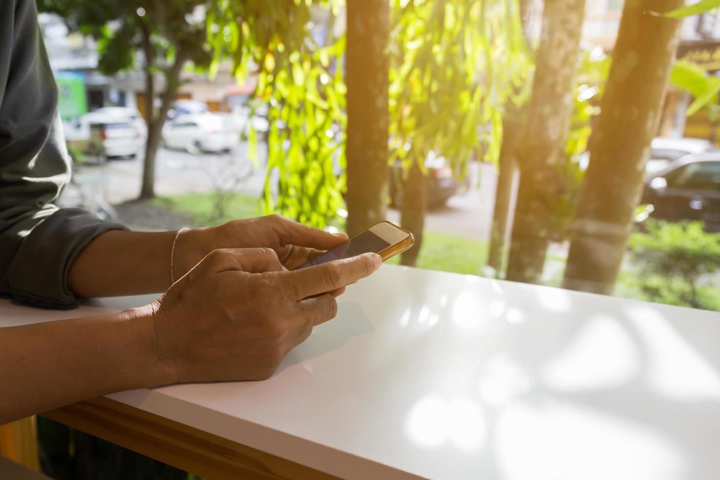 mänsklig hand med smart telefon foto