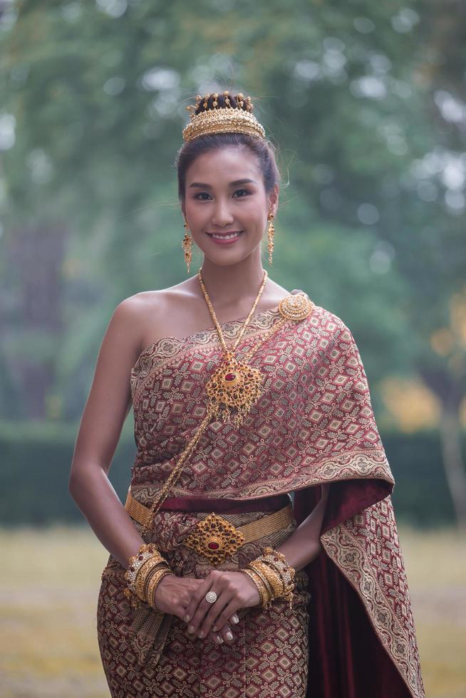 vacker thailändsk kvinna som bär thailändsk traditionell klänning foto