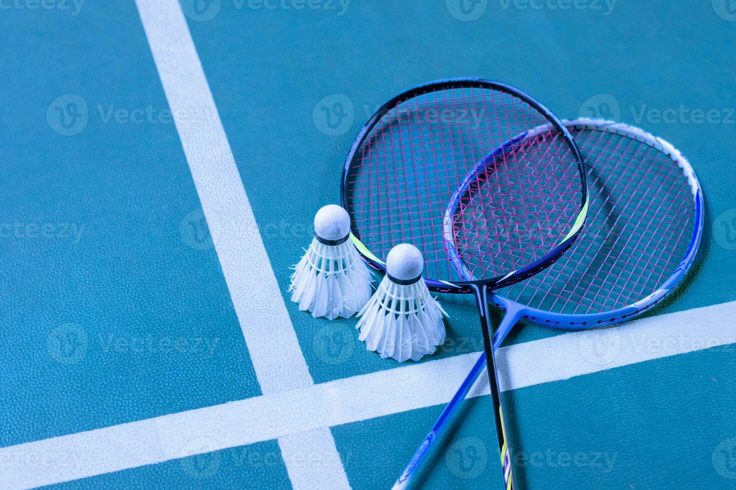 grädde vit badminton fjäderboll och racket på golv i inomhus- badminton domstol, kopia Plats, mjuk och selektiv fokus på fjäderbollar. foto