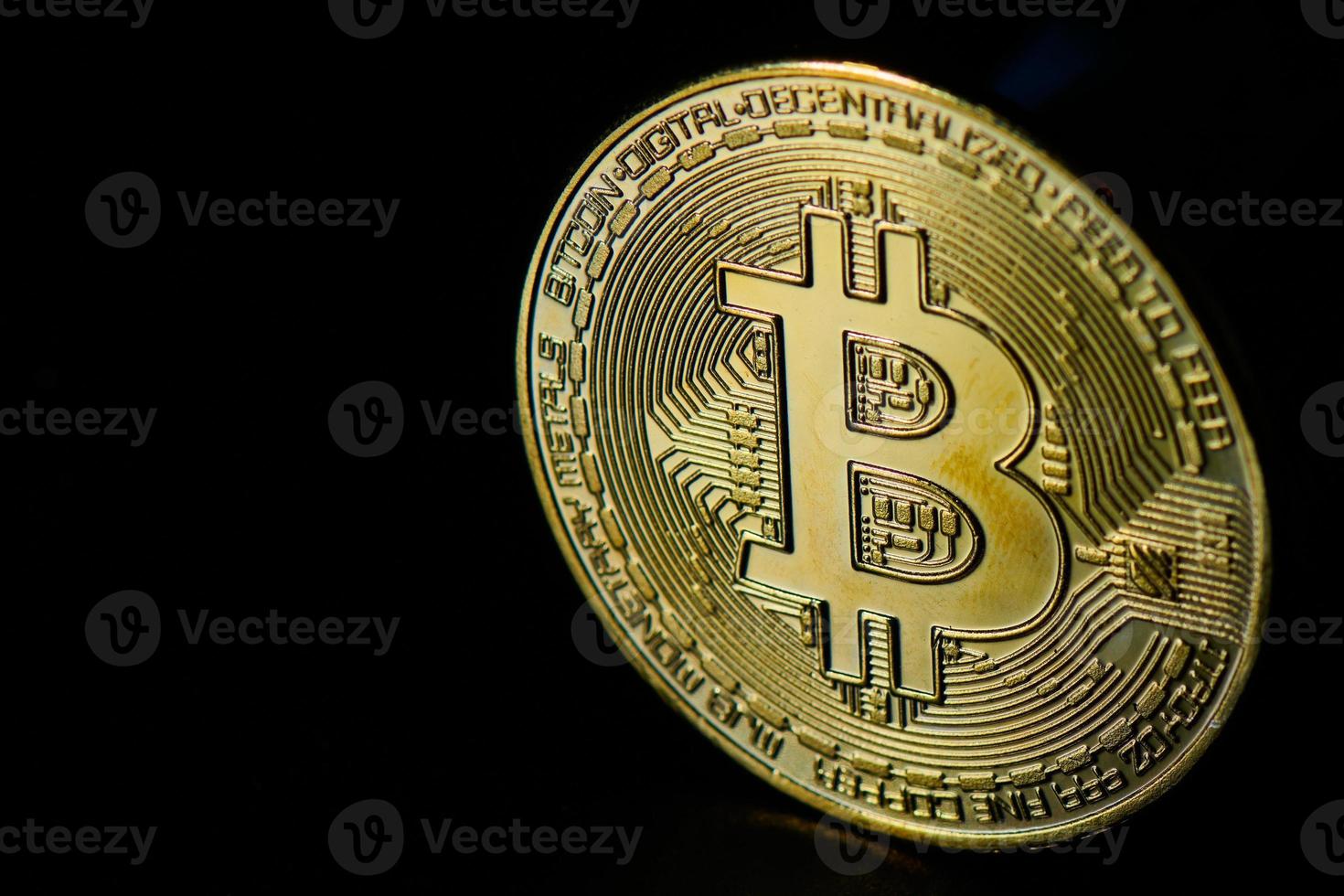 bitcoin. digitalt virtuellt mynt på en svart bakgrund foto