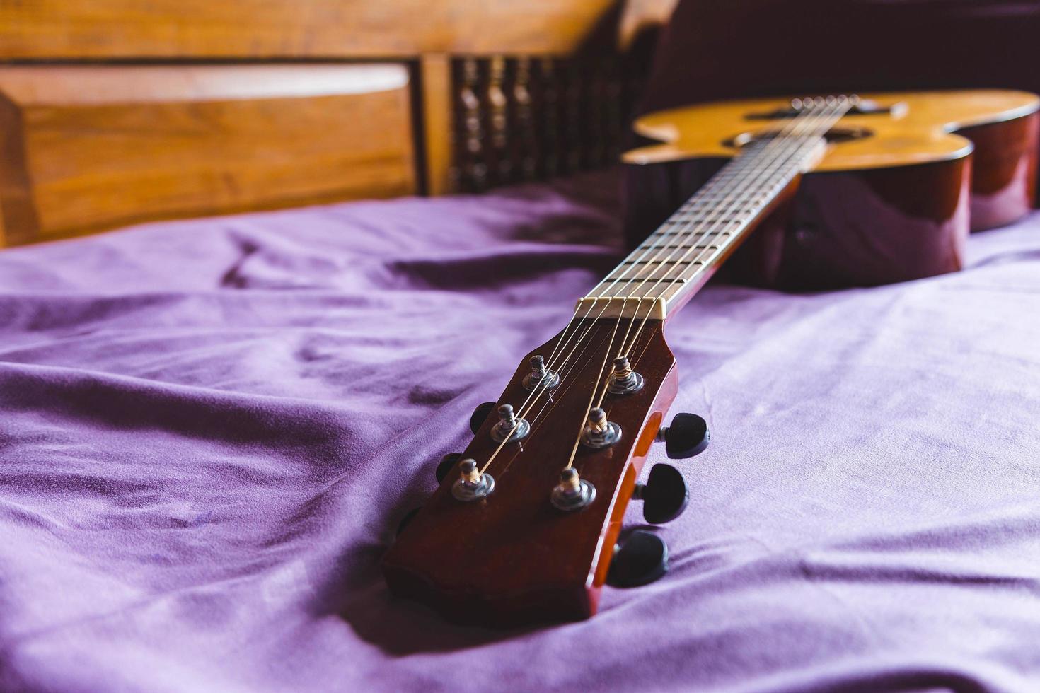 klassisk gitarr på soffan foto