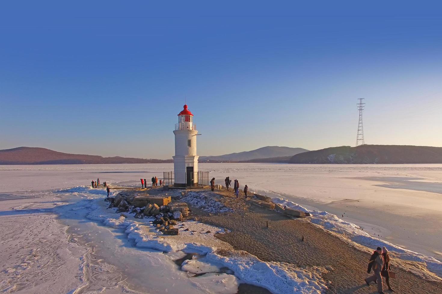 Flygfoto med utsikt över marinmålningen och tokarev-fyren. foto