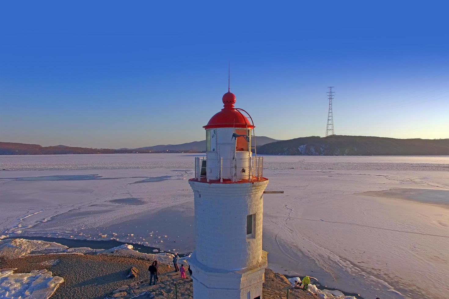 Flygfoto med utsikt över marinmålningen och tokarev-fyren. foto