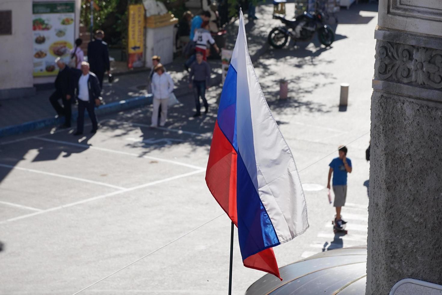 ryska flaggan på en suddig gatubakgrund foto