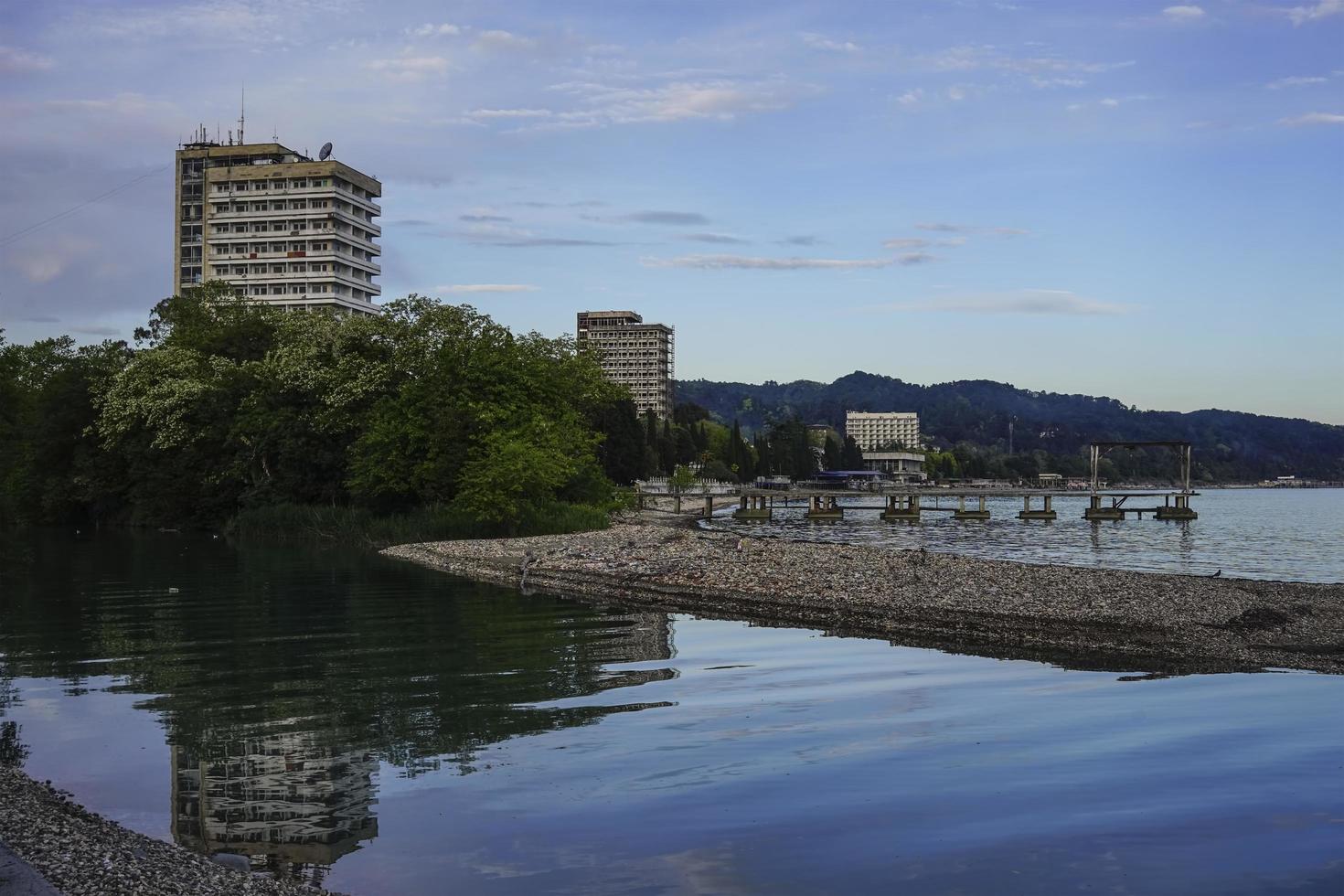 stadslandskap med utsikt över kusten i sukhumi foto