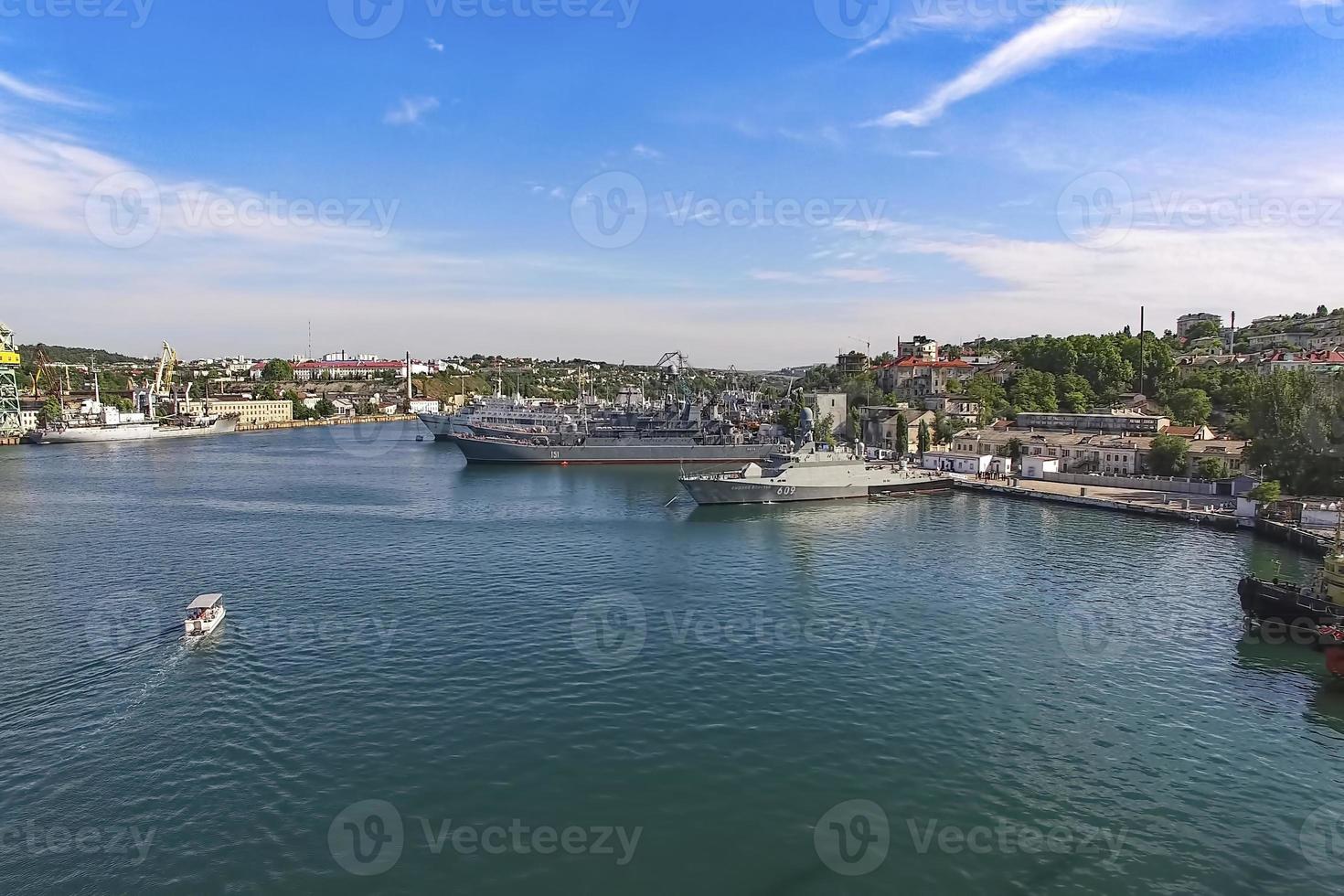 Flygfoto över stadslandskapet i Sevastopol med utsikt över bukten och krigsfartyg foto