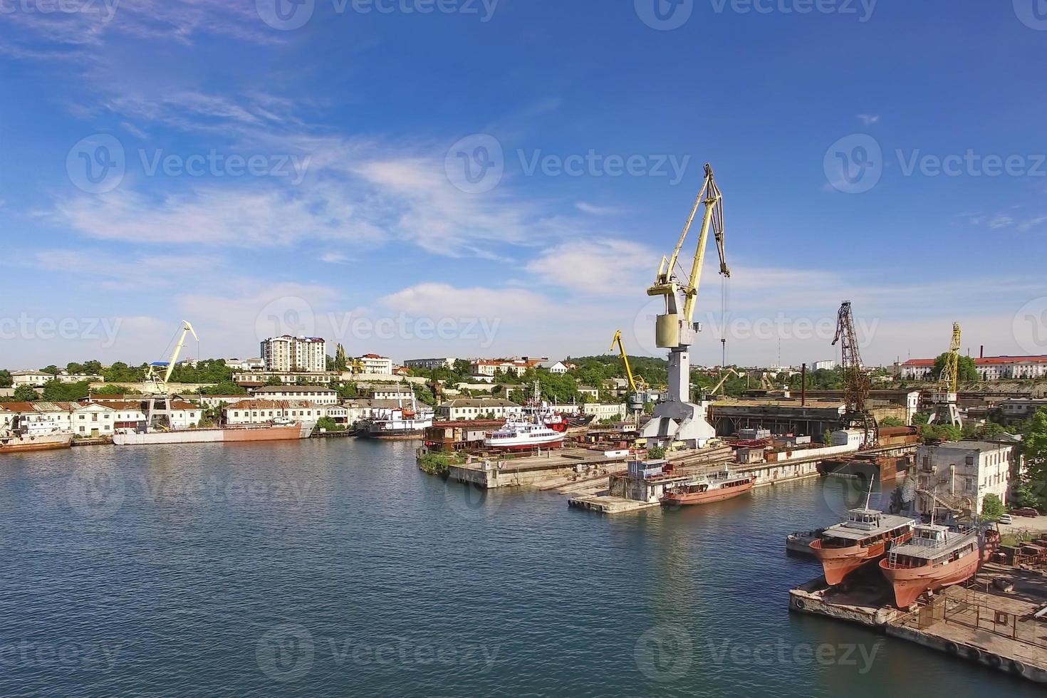 Flygfoto över stadsbilden med utsikt över hamnen med fartyg och kranar. foto
