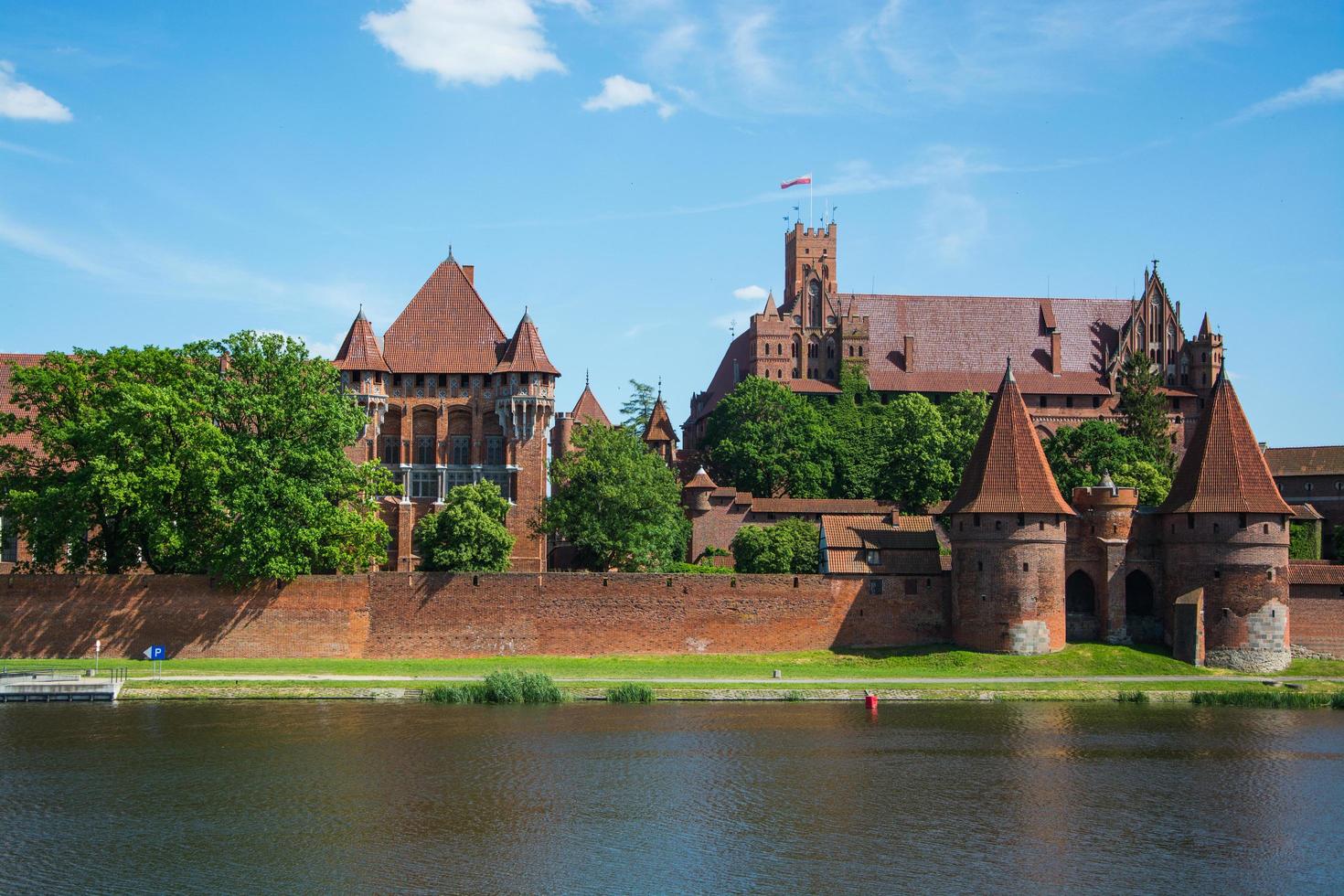 landskap med malbork slott i Polen foto