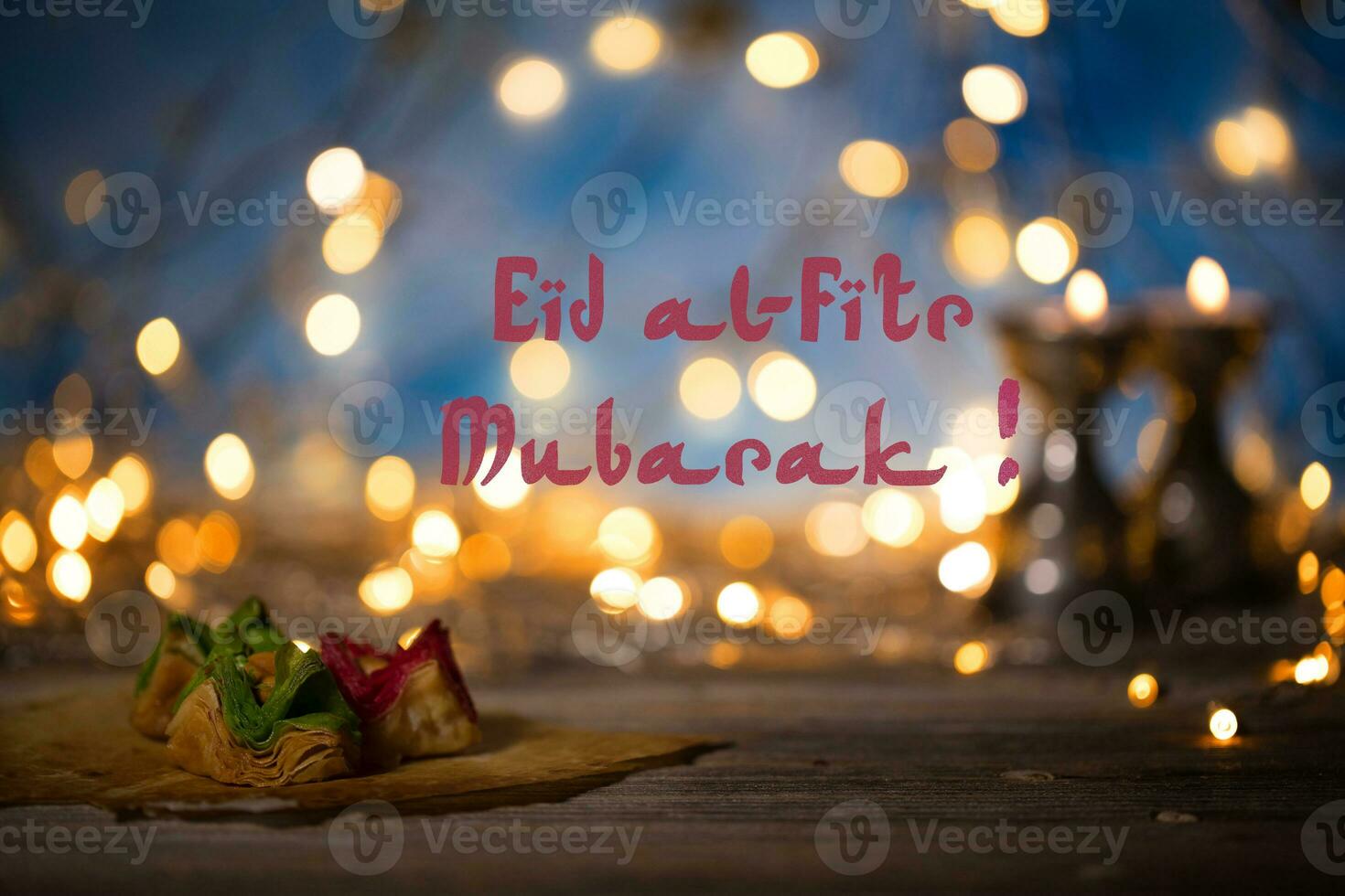 arabicum sötsaker på en trä- yta. eid al-fitr mubarak foto