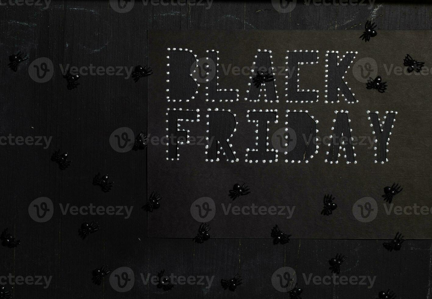 ord svart fredag är skära ut från svart kartong papper. foto