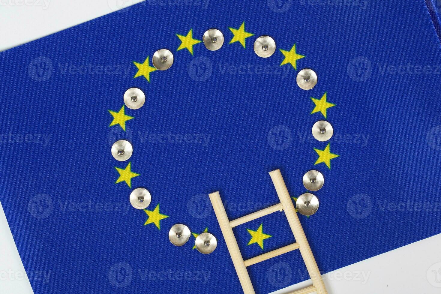 stege och stift på ett europeisk flagga. närbild foto