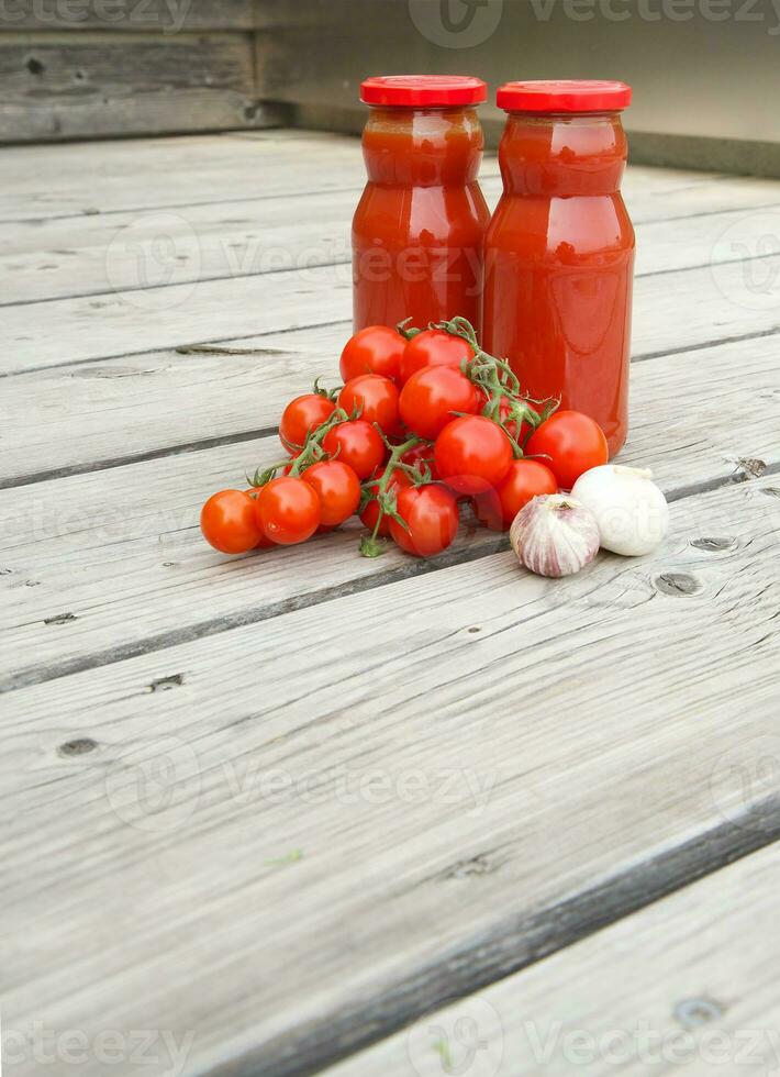 körsbär tomater och italiensk salsa foto