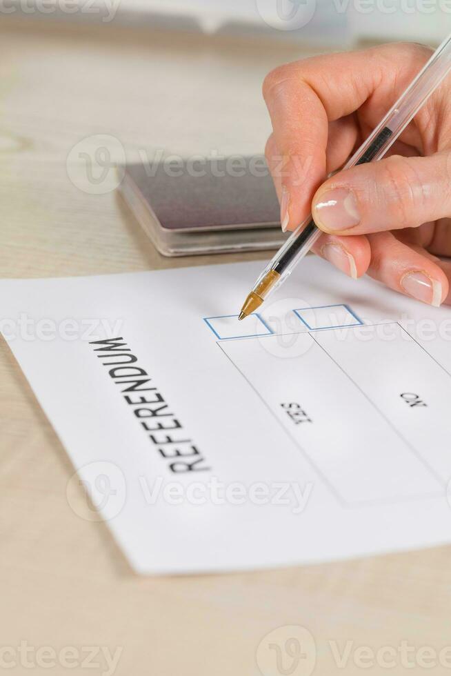 folkomröstning valsedel papper, svart penna, och pass på de tabell. foto