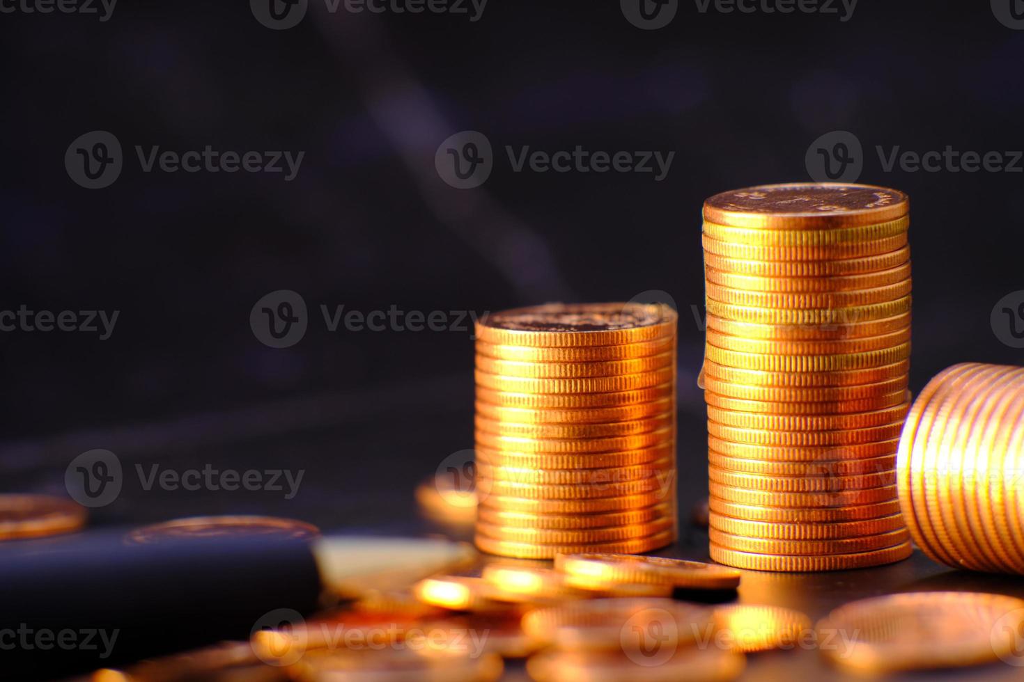 pengar mynt på bordet bakgrund och koncept spara pengar och affärstillväxt strategi för pengar koncept foto