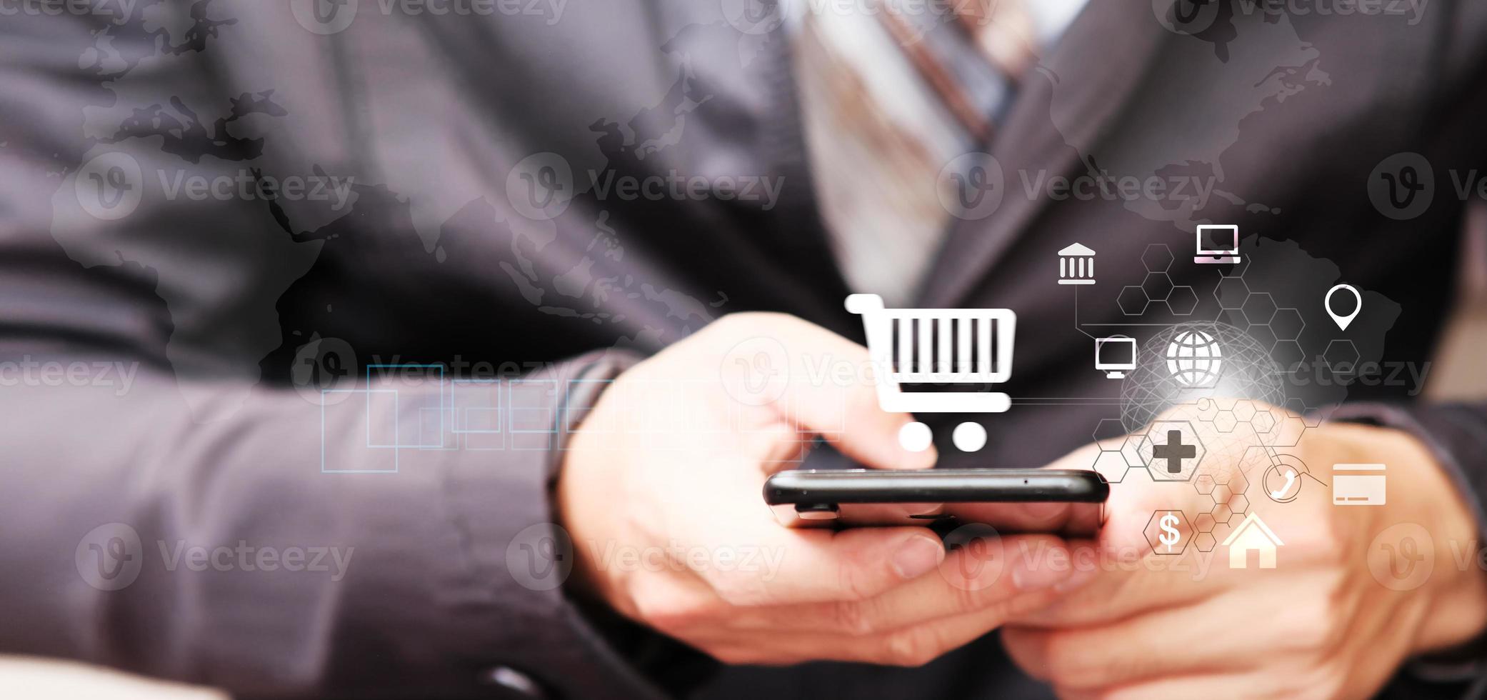 affärsman med smartphone med shopping cart ikon foto