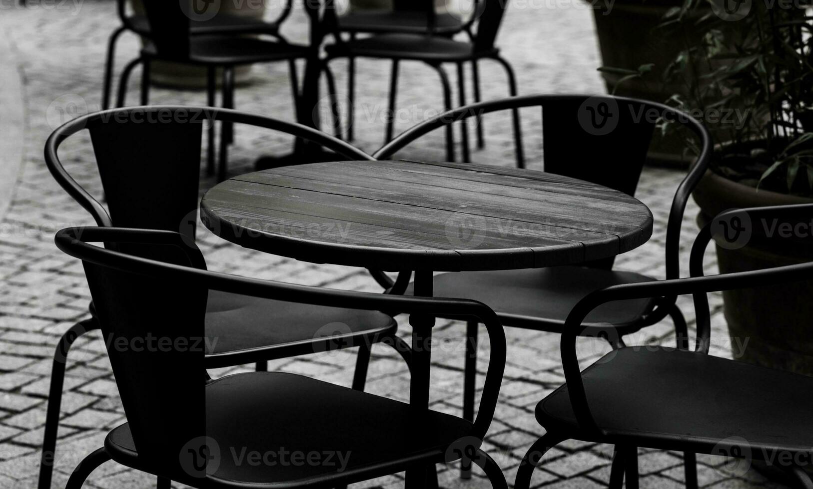 tömma svart tabeller och stolar av restaurang foto
