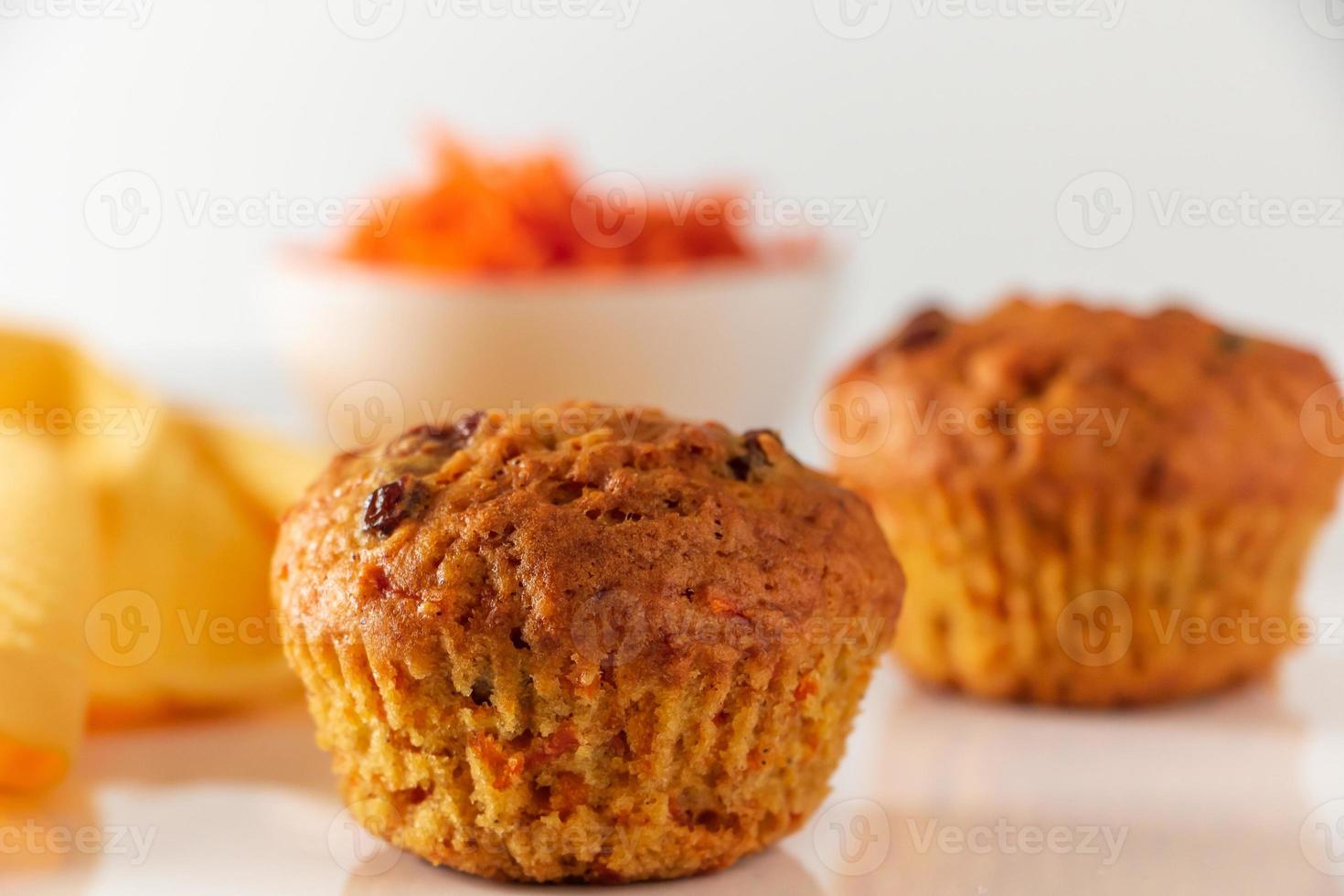 pumpa muffins på en vit bakgrund. hemlagade grönsakskakor för en hälsosam kost. säsongsbetonad höstbakning. foto