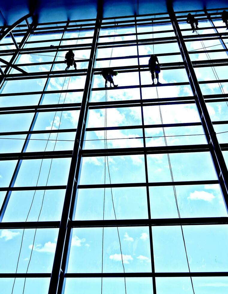 extrem arbete rengöring de fönster av byggnader på höjd foto
