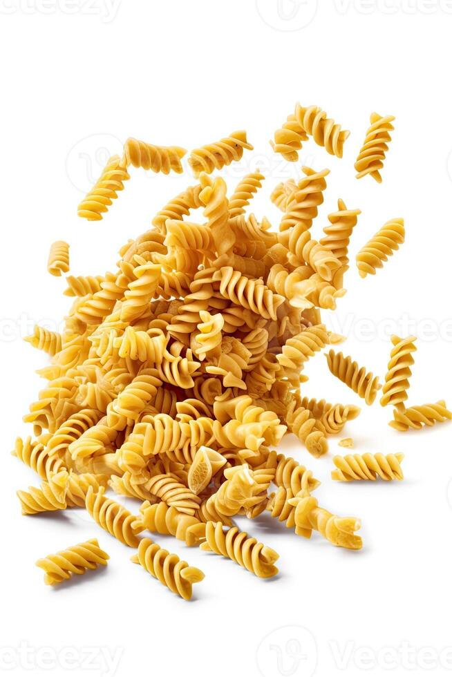 faller rå fusilli okokt italiensk pasta. foto