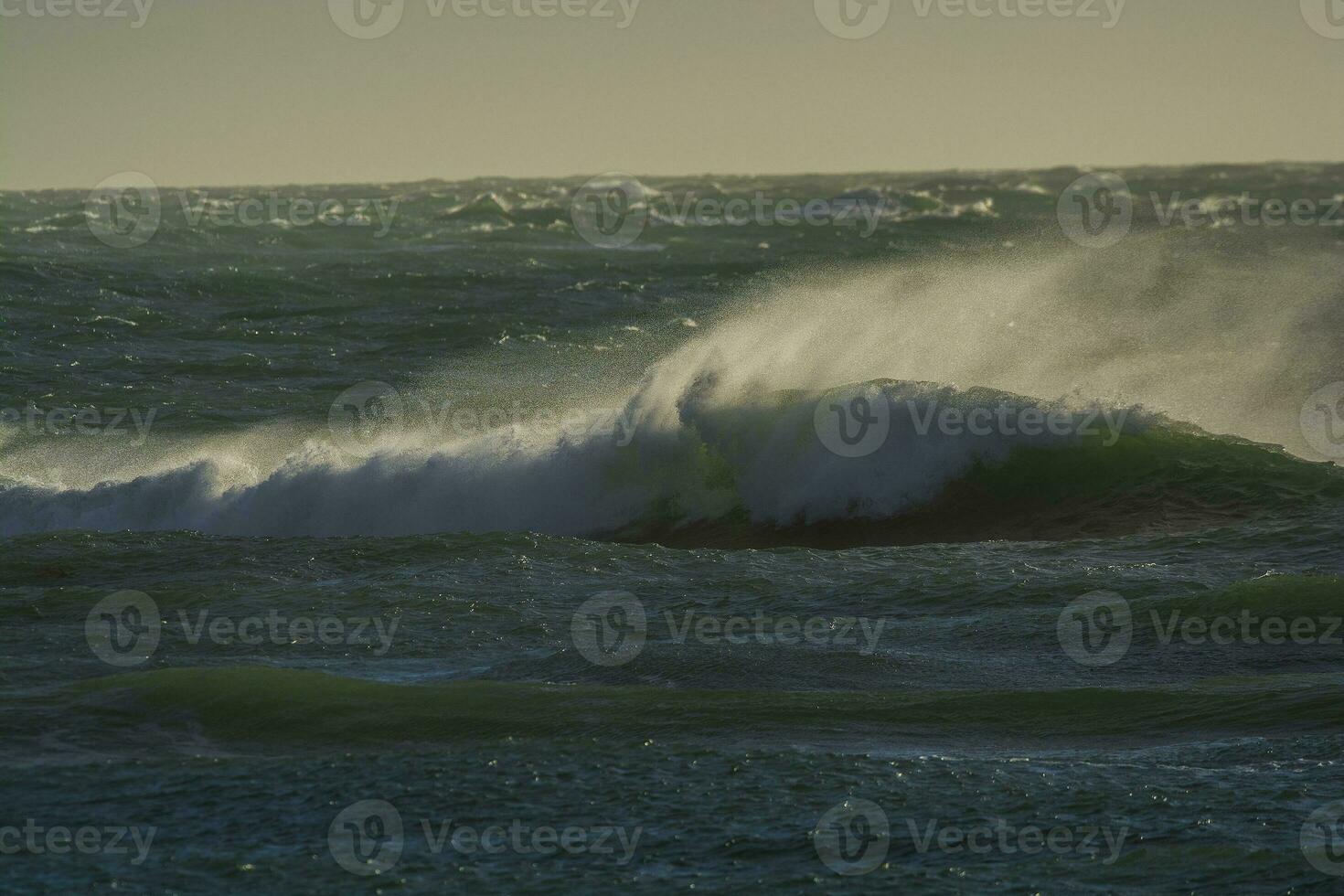 vågor med stark vind efter en storm, patagonien, argentina. foto