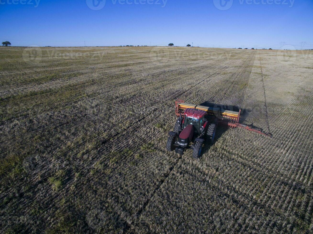 traktor y MAQUINARIA agricola , sembrando, la pampa, argentina foto