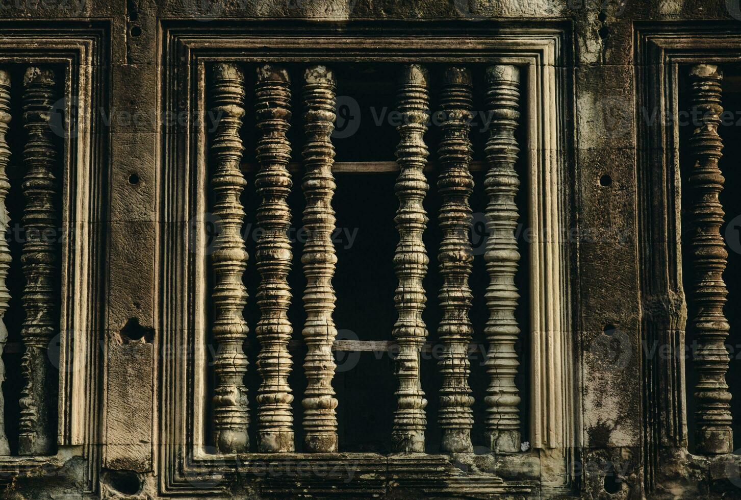 de mysterium sten fönster i gammal khmer traditionell av angkor vad, siem skörda av kambodja. foto