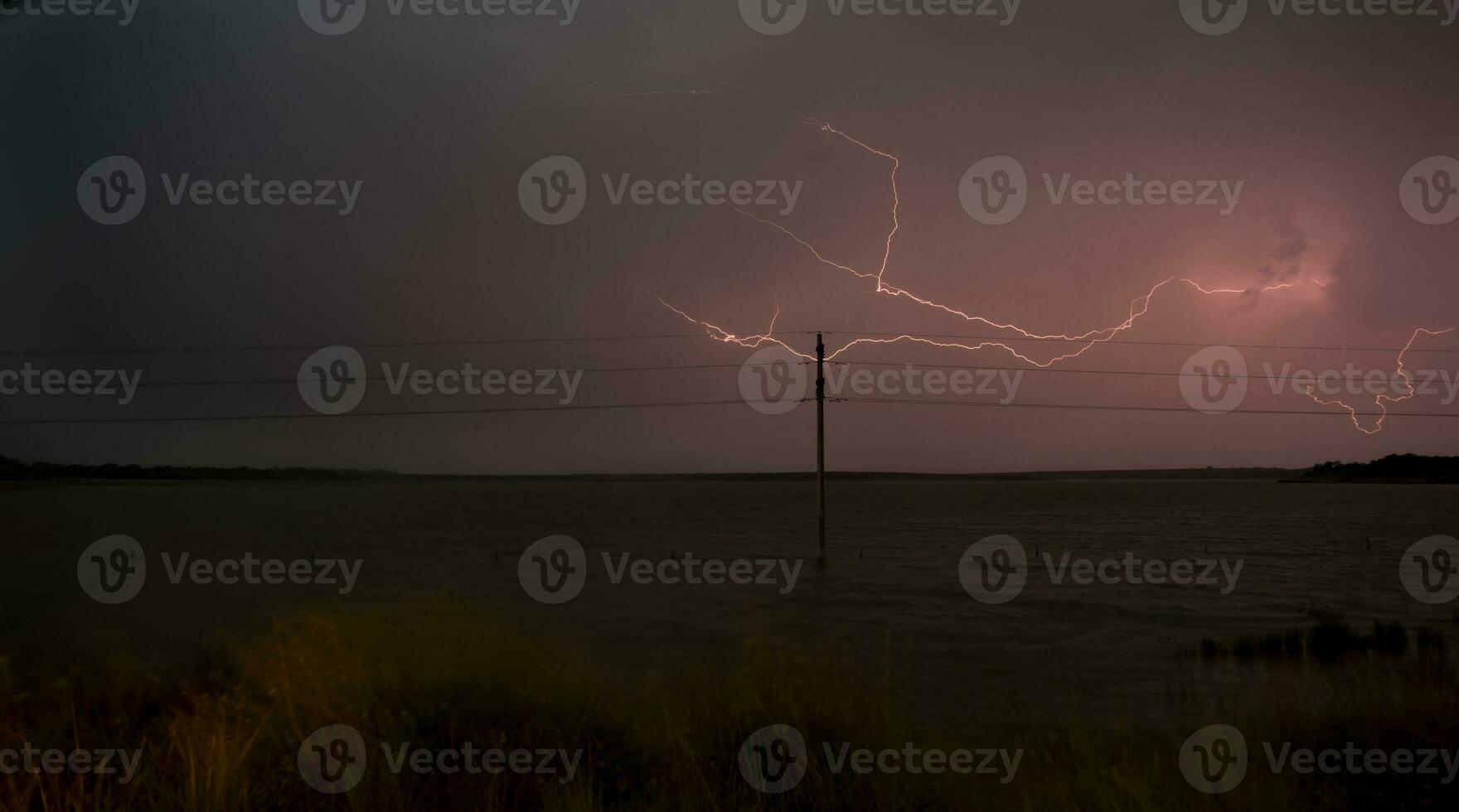 elektrisk storm i lantlig pampas landskap, la pampa provins, patagonien, argentina. foto